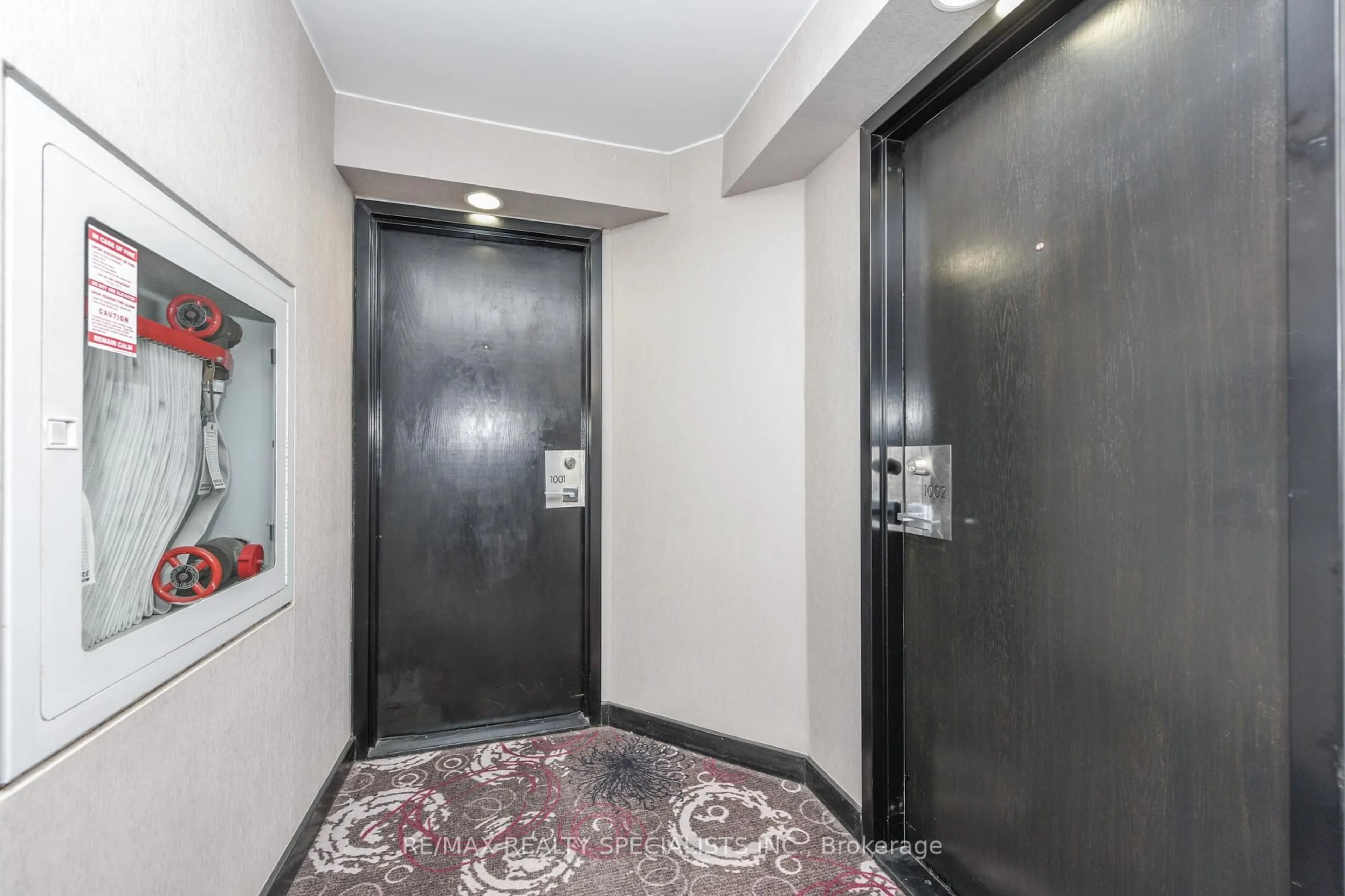 Indoor foyer for 1500 Grazia Crt #1002, Mississauga Ontario L4W 4Z9