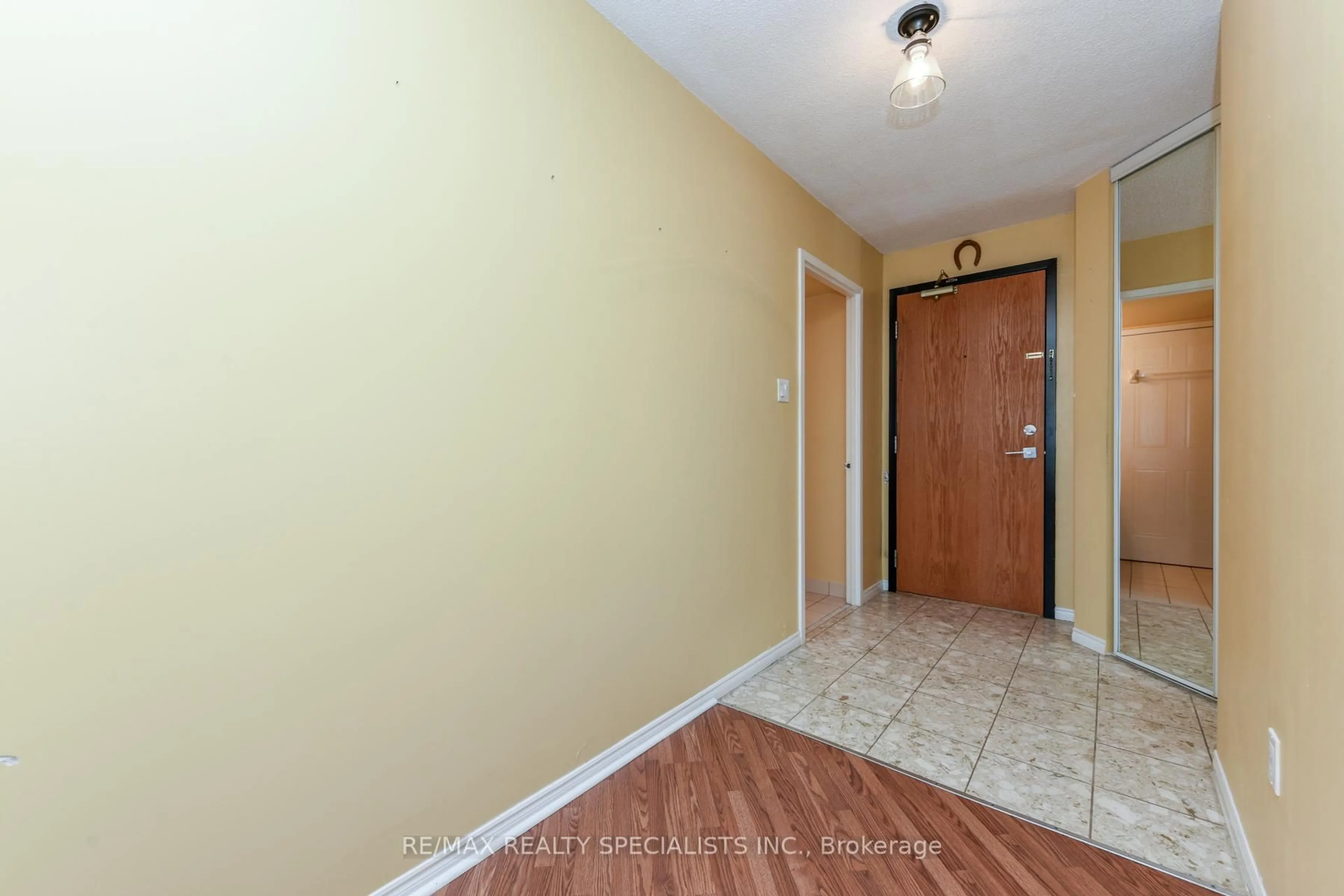 Indoor entryway for 1500 Grazia Crt #1002, Mississauga Ontario L4W 4Z9