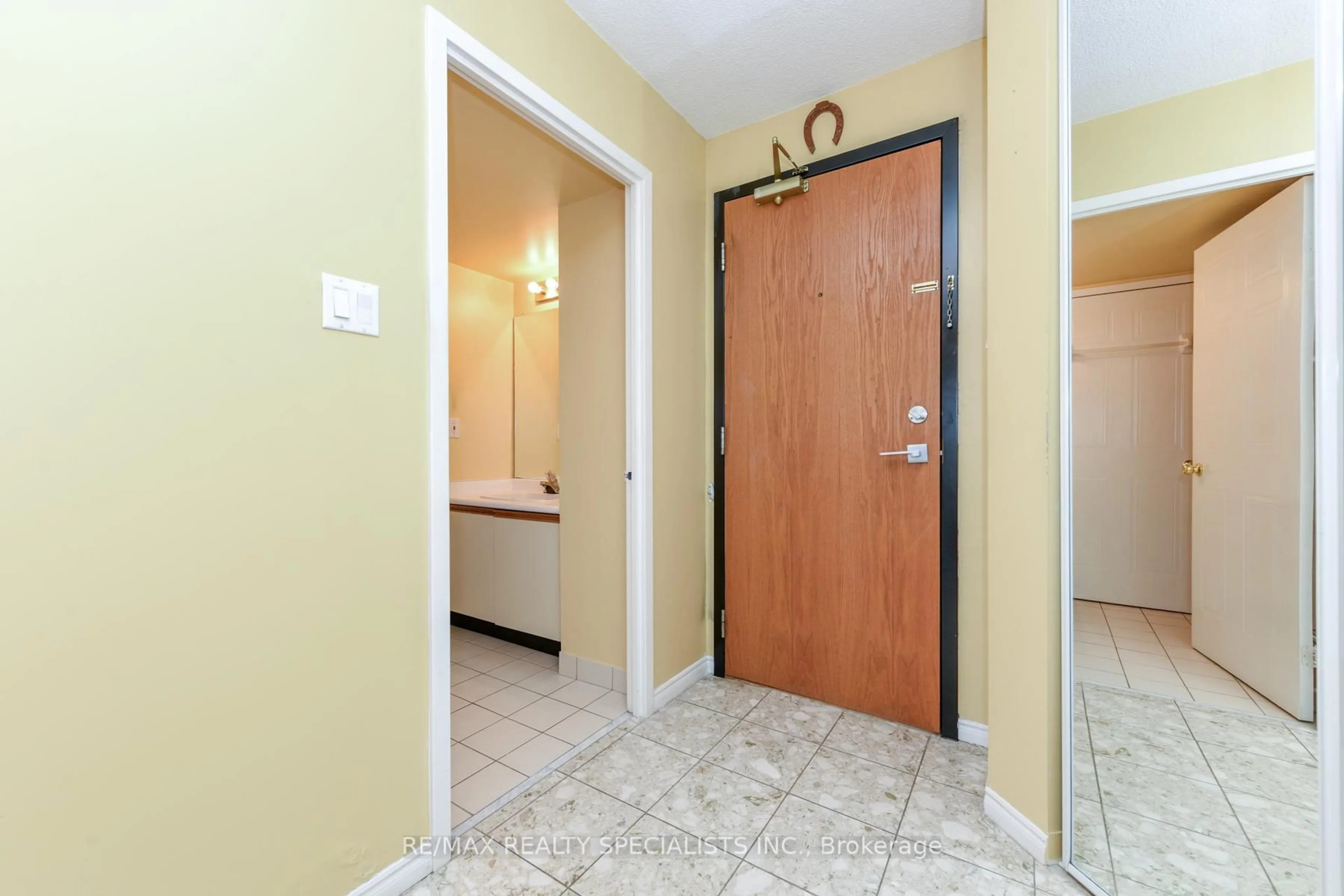 Indoor entryway for 1500 Grazia Crt #1002, Mississauga Ontario L4W 4Z9