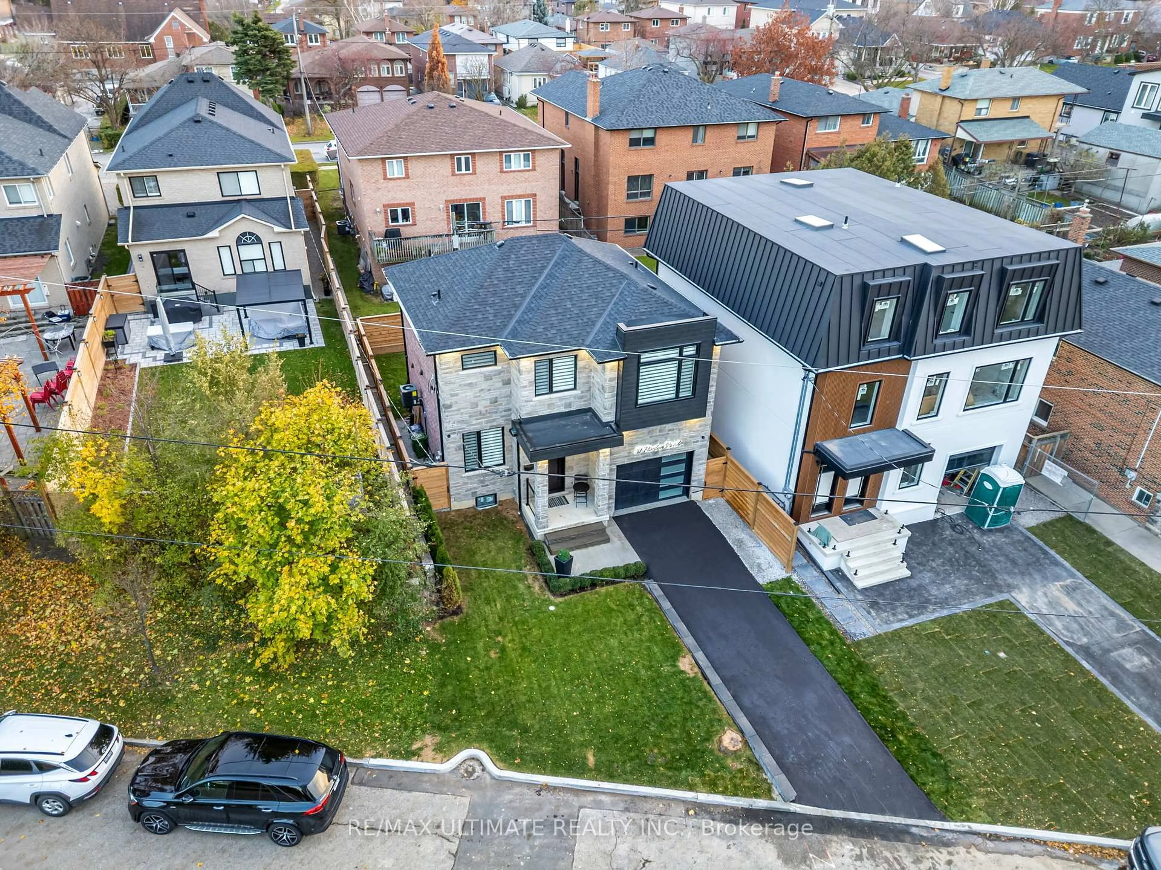 A pic from outside/outdoor area/front of a property/back of a property/a pic from drone, street for 31 Flindon Rd, Toronto Ontario M9M 1J1