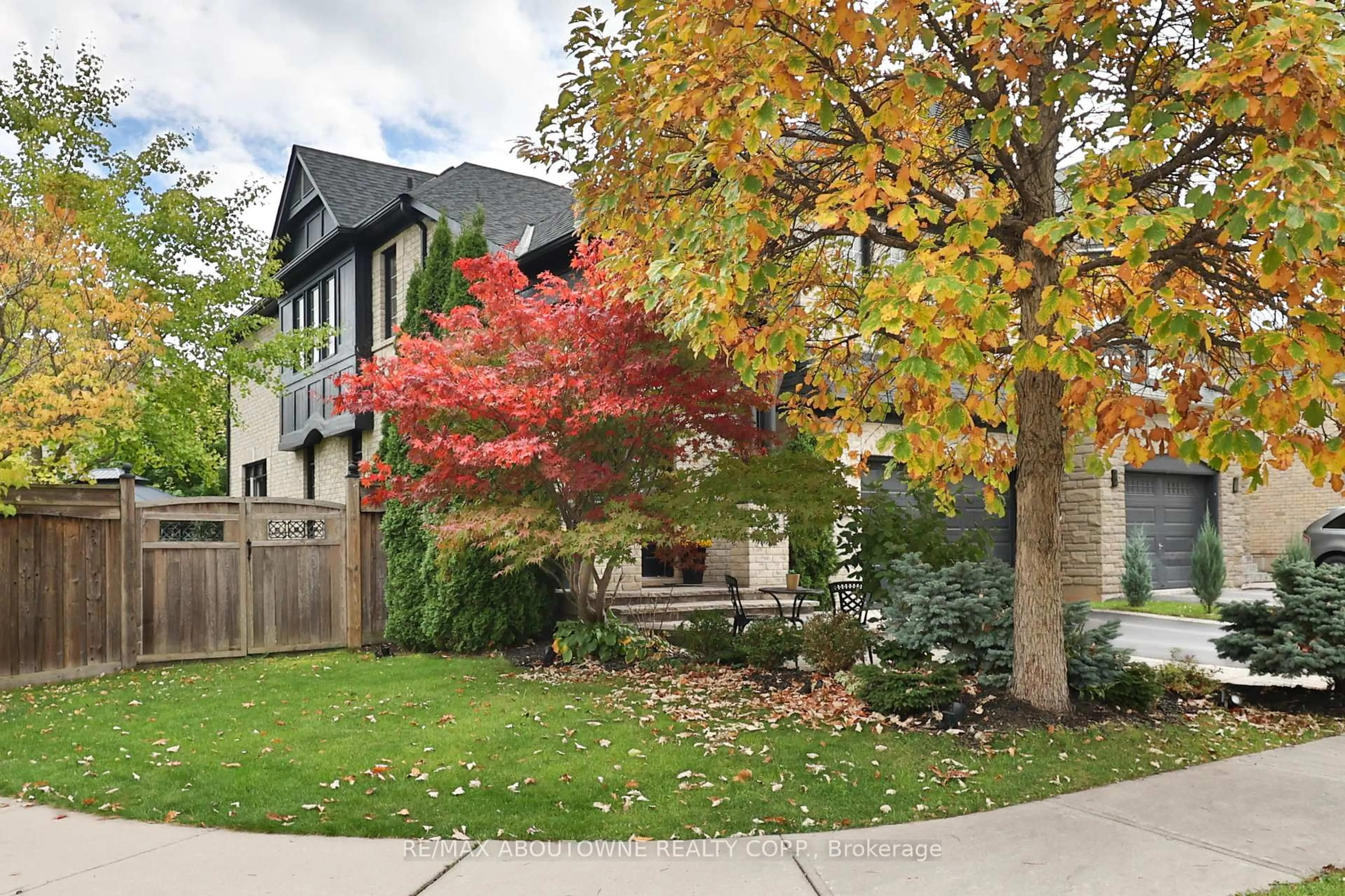 Patio, street for 3262 Skipton Lane, Oakville Ontario L6M 0K2