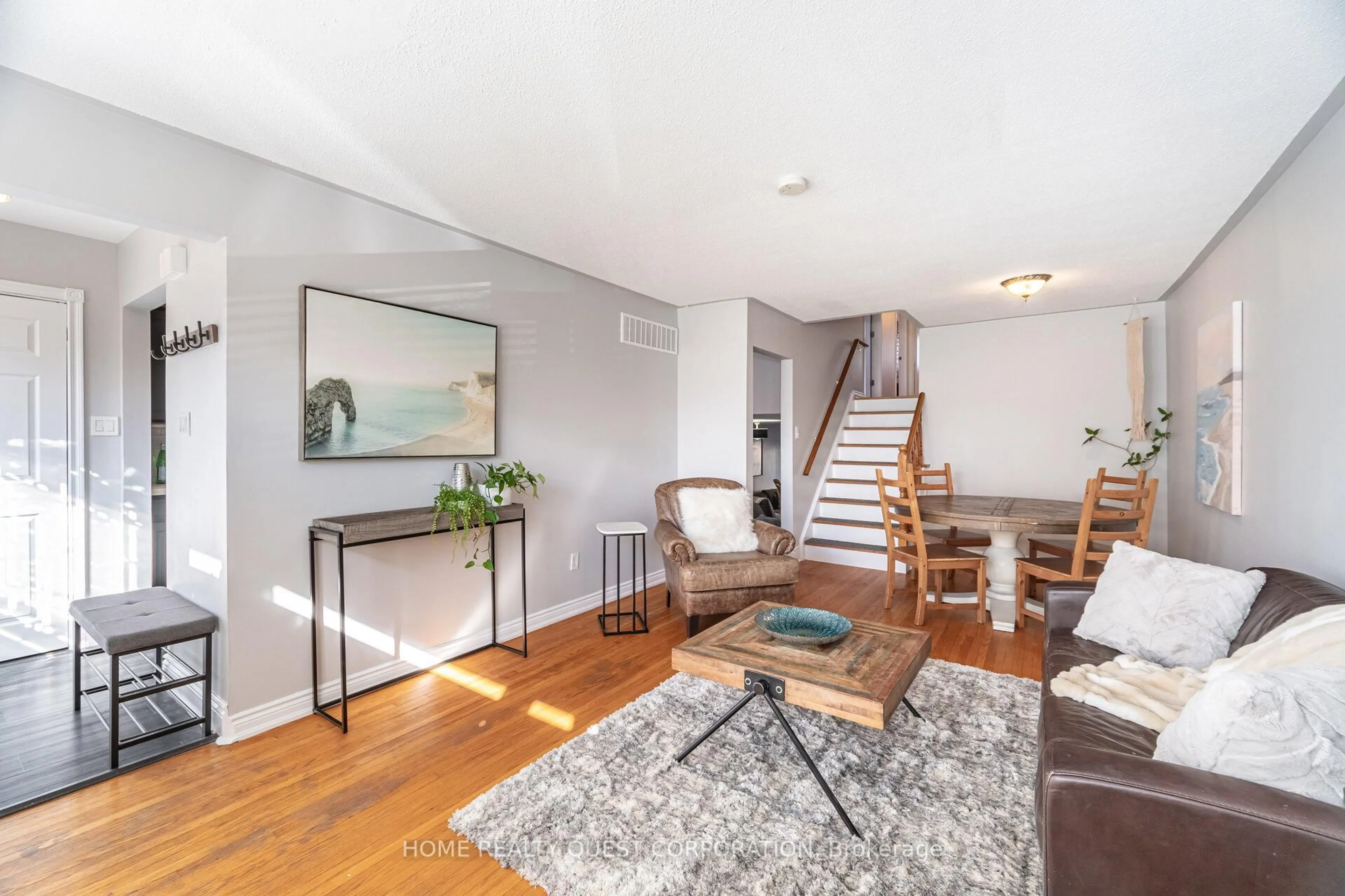 Living room with furniture, unknown for 2715 Hollington Cres, Mississauga Ontario L5K 1E8