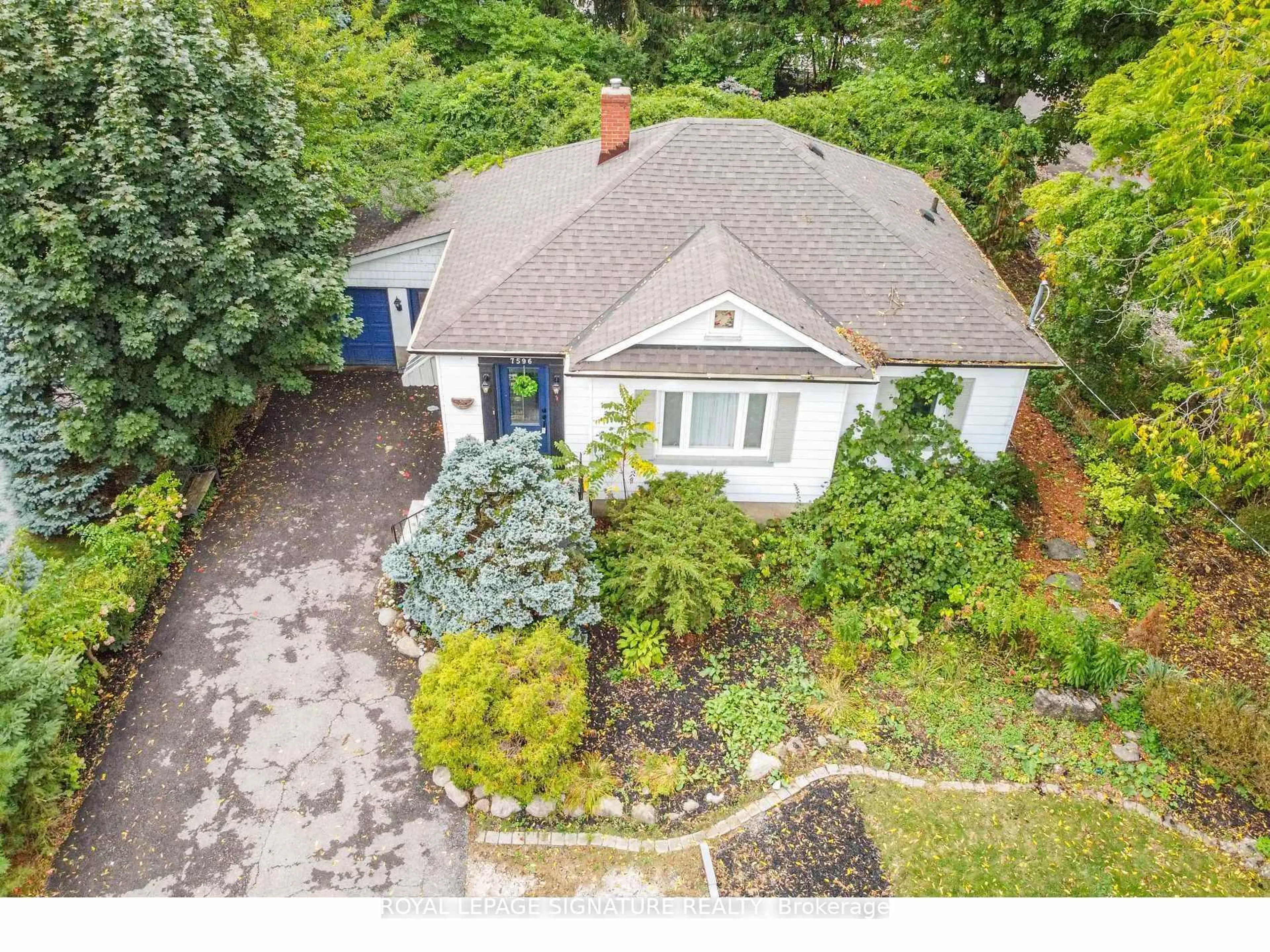 A pic from outside/outdoor area/front of a property/back of a property/a pic from drone, street for 7596 Creditview Rd, Brampton Ontario L6Y 0G5