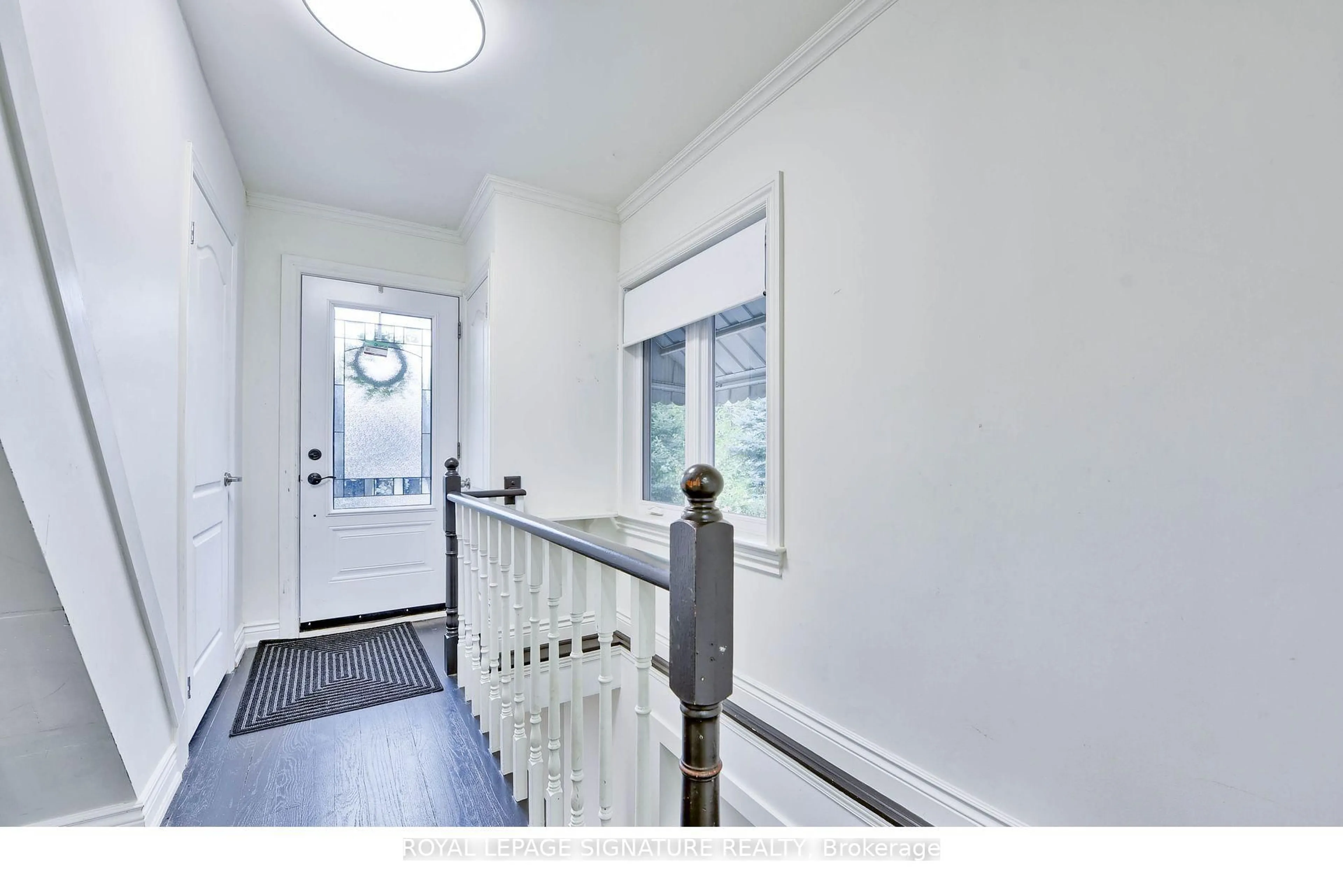 Indoor entryway for 7596 Creditview Rd, Brampton Ontario L6Y 0G5