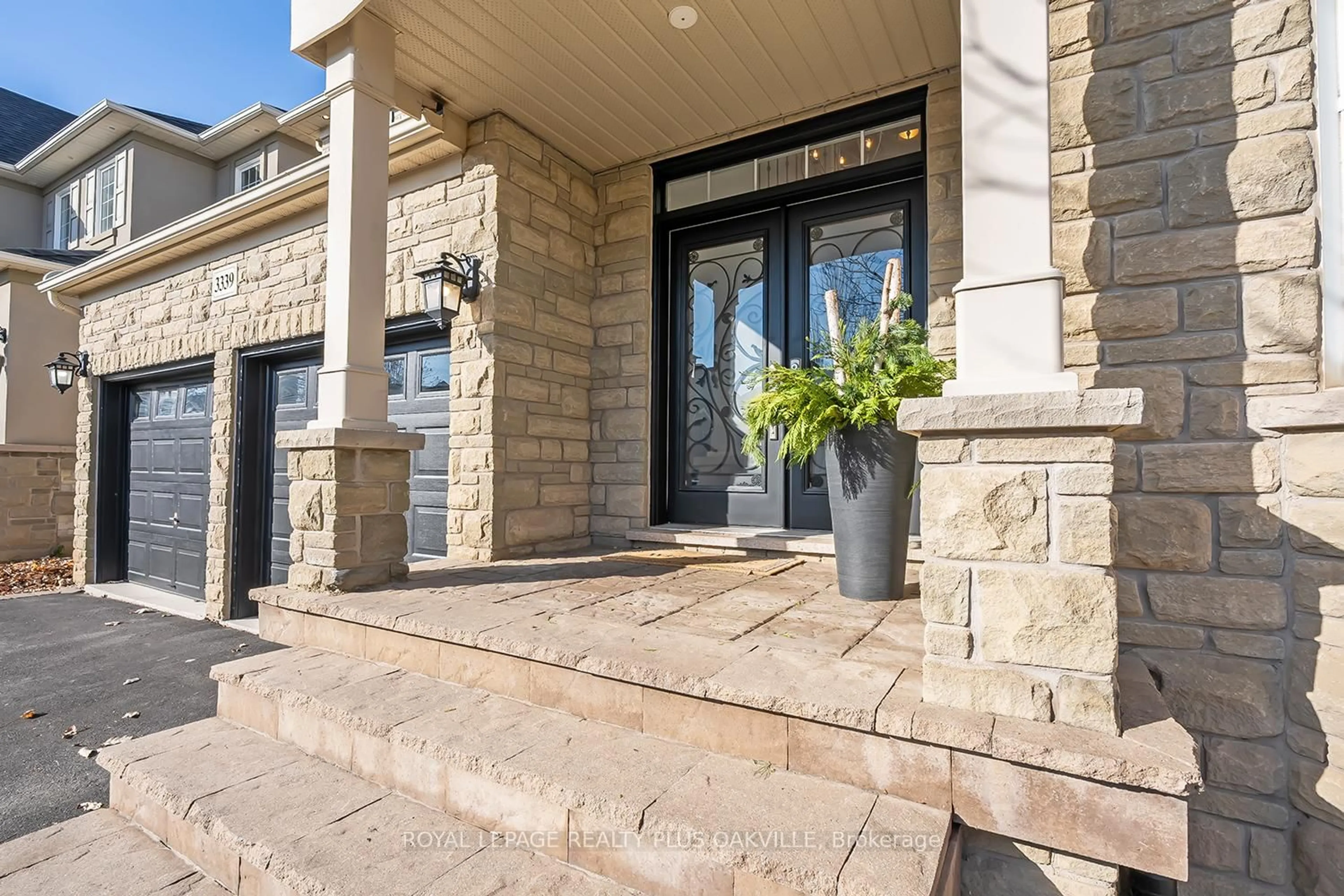 Indoor entryway for 3339 Skipton Lane, Oakville Ontario L6M 0K3
