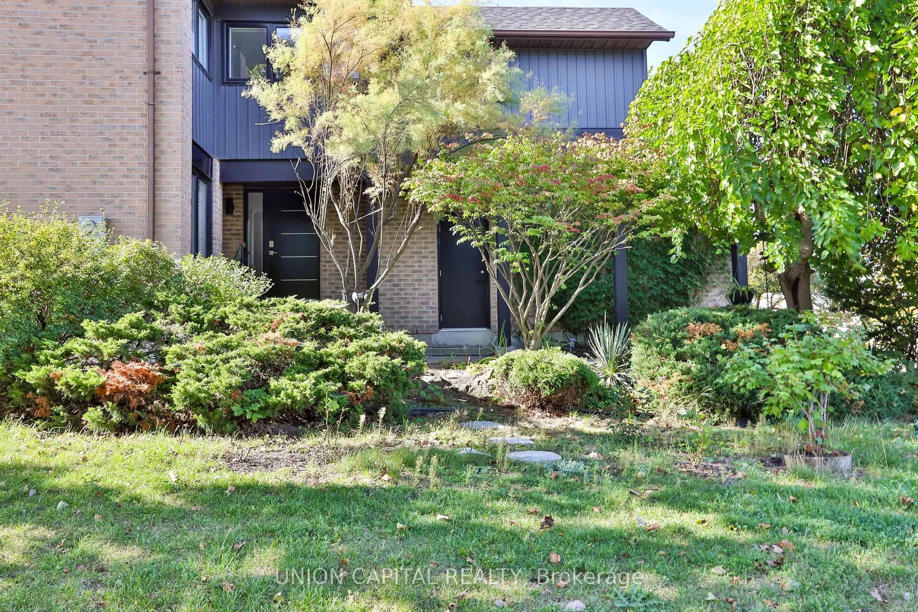 Patio, street for 168 Kingsbridge Garden Circ, Mississauga Ontario L5R 1T5