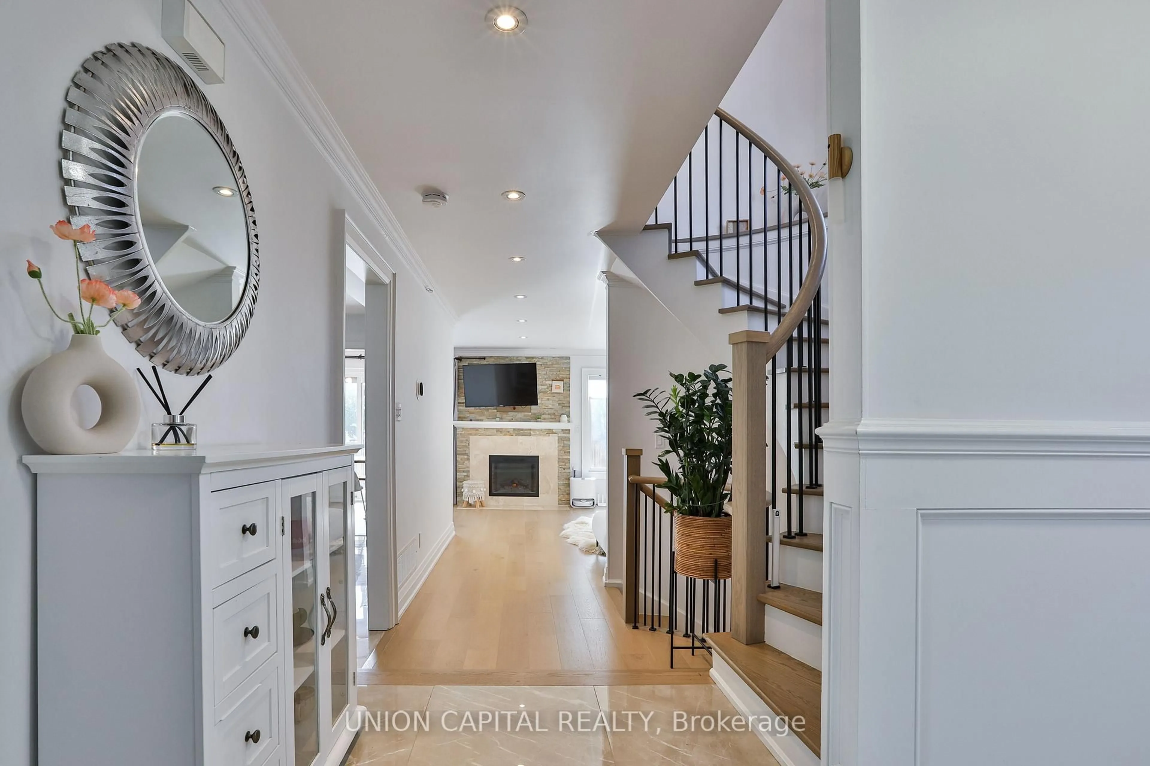 Indoor entryway for 168 Kingsbridge Garden Circ, Mississauga Ontario L5R 1T5