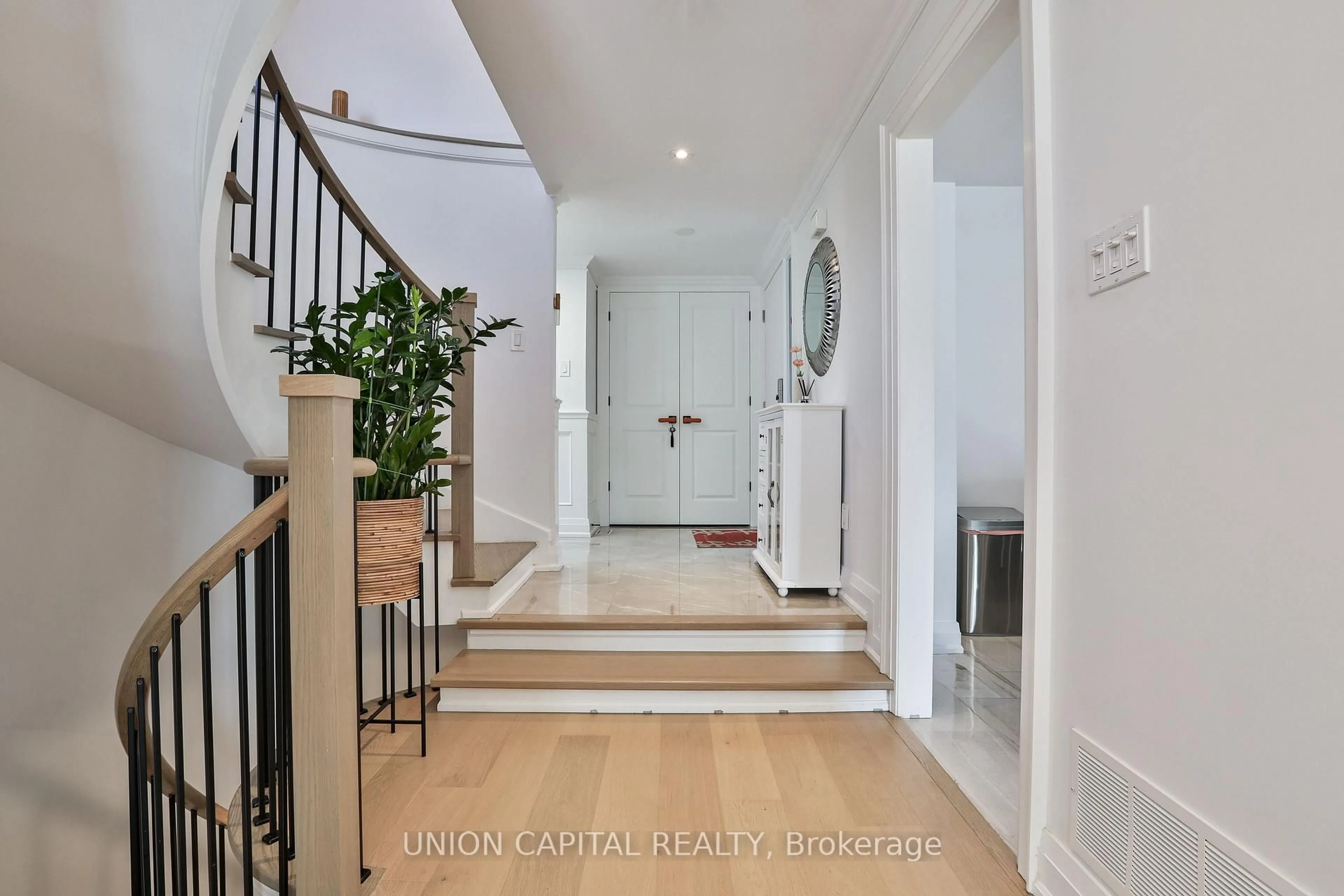 Indoor entryway for 168 Kingsbridge Garden Circ, Mississauga Ontario L5R 1T5