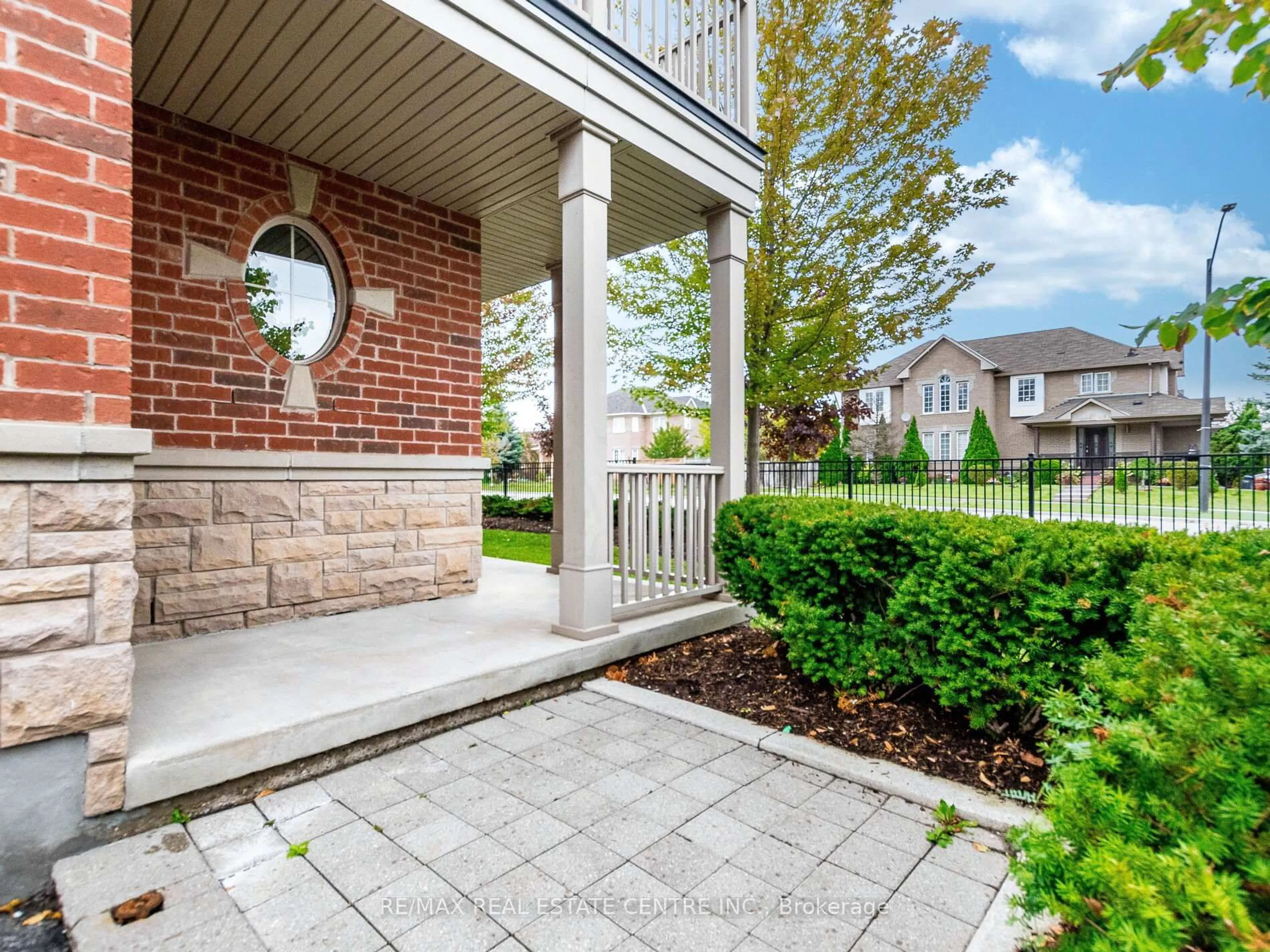 Unknown for 5710 Long Valley Rd #1, Mississauga Ontario L5M 0M1