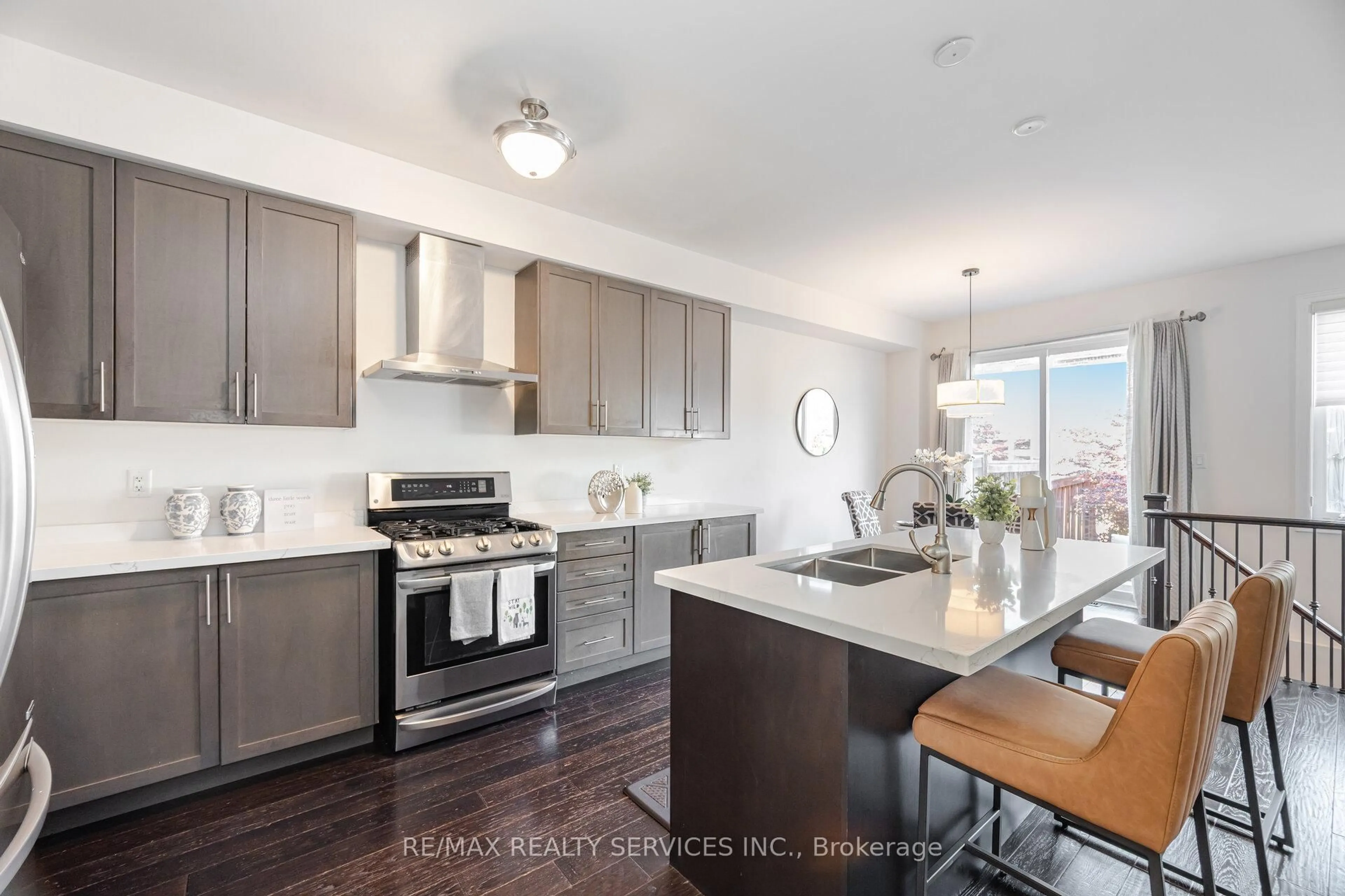 Open concept kitchen, unknown for 15 Vinewood Rd, Caledon Ontario L7C 4A9