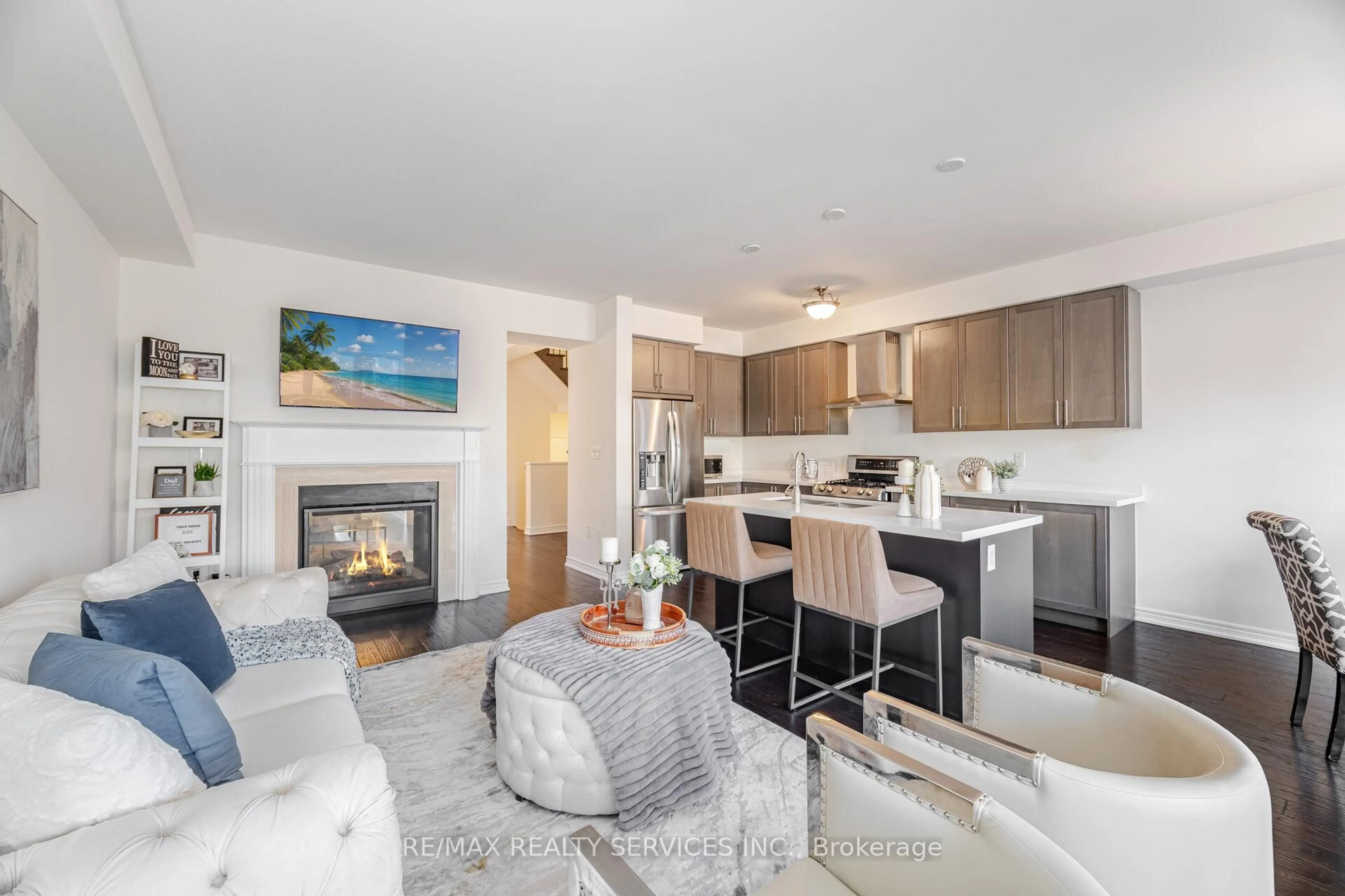 Open concept kitchen, unknown for 15 Vinewood Rd, Caledon Ontario L7C 4A9