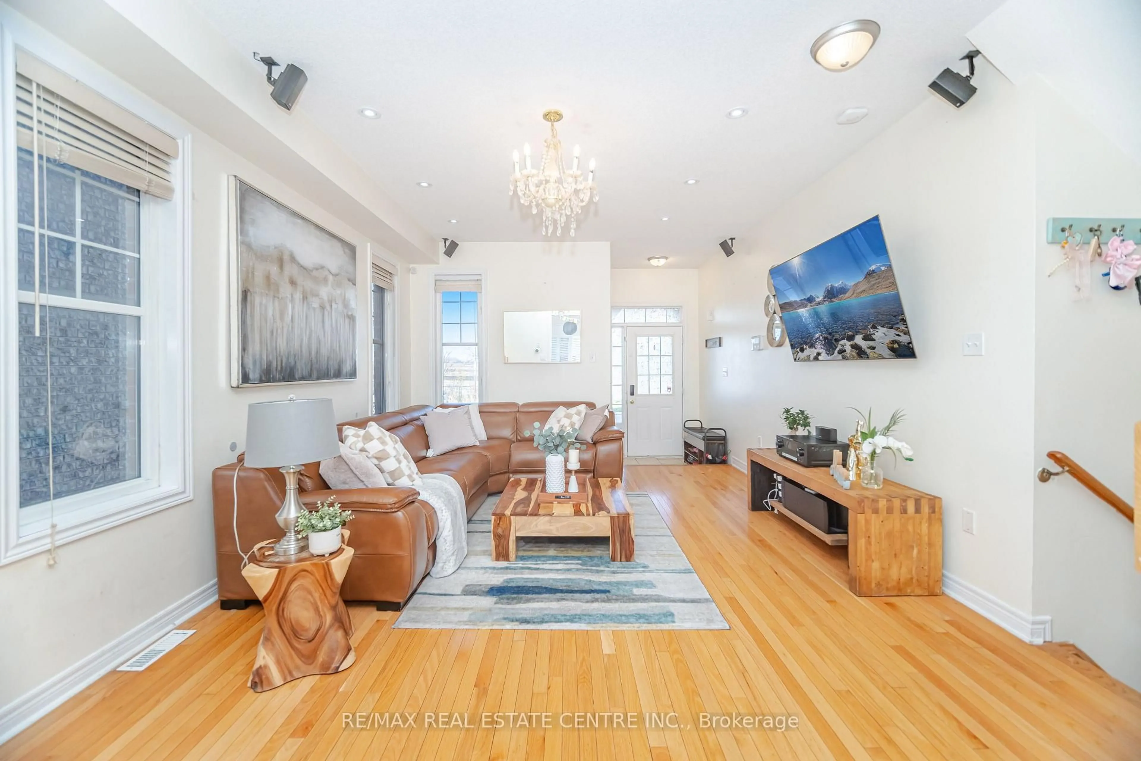 Living room with furniture, unknown for 31 Connolly Cres, Brampton Ontario L6R 0G9