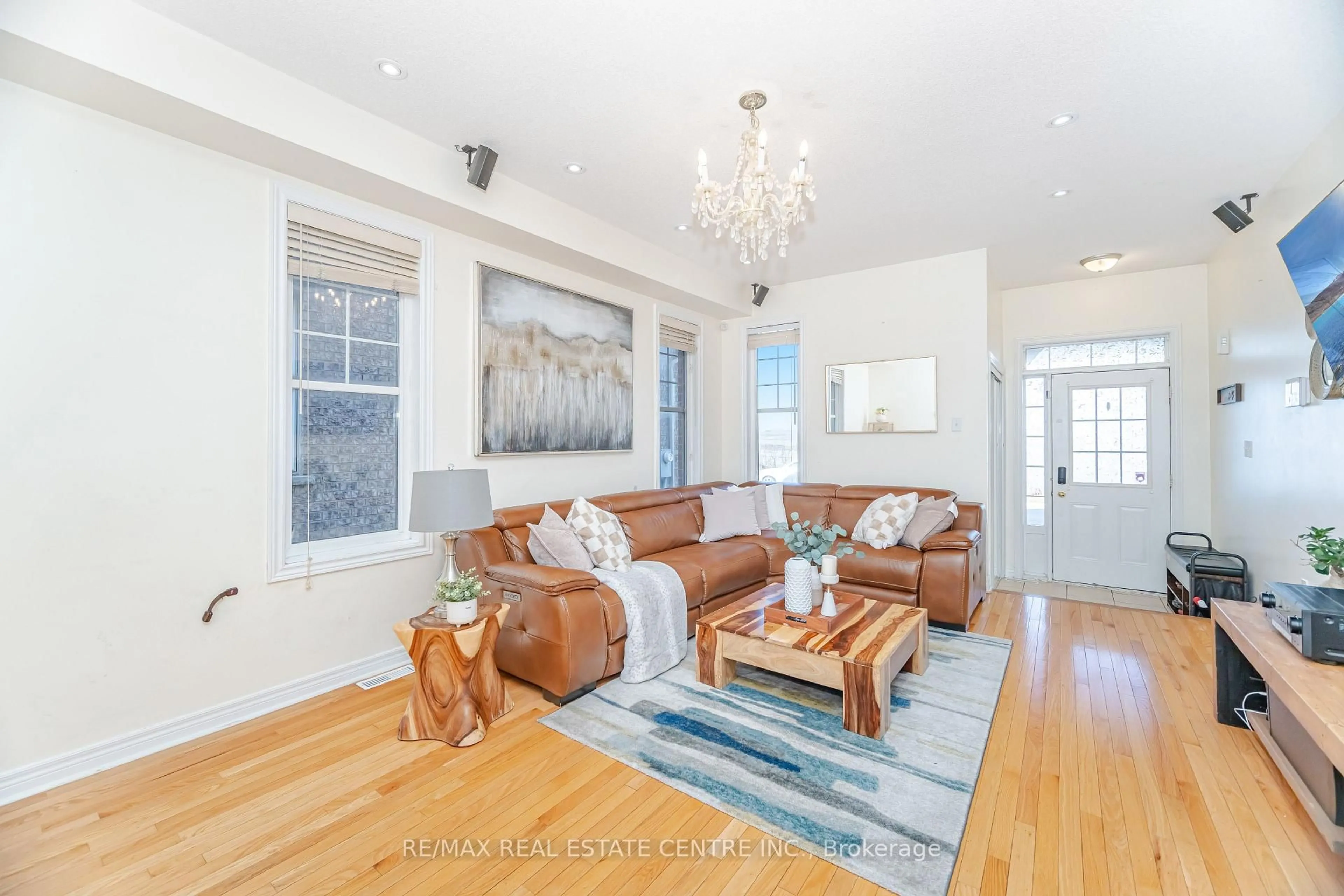 Living room with furniture, unknown for 31 Connolly Cres, Brampton Ontario L6R 0G9