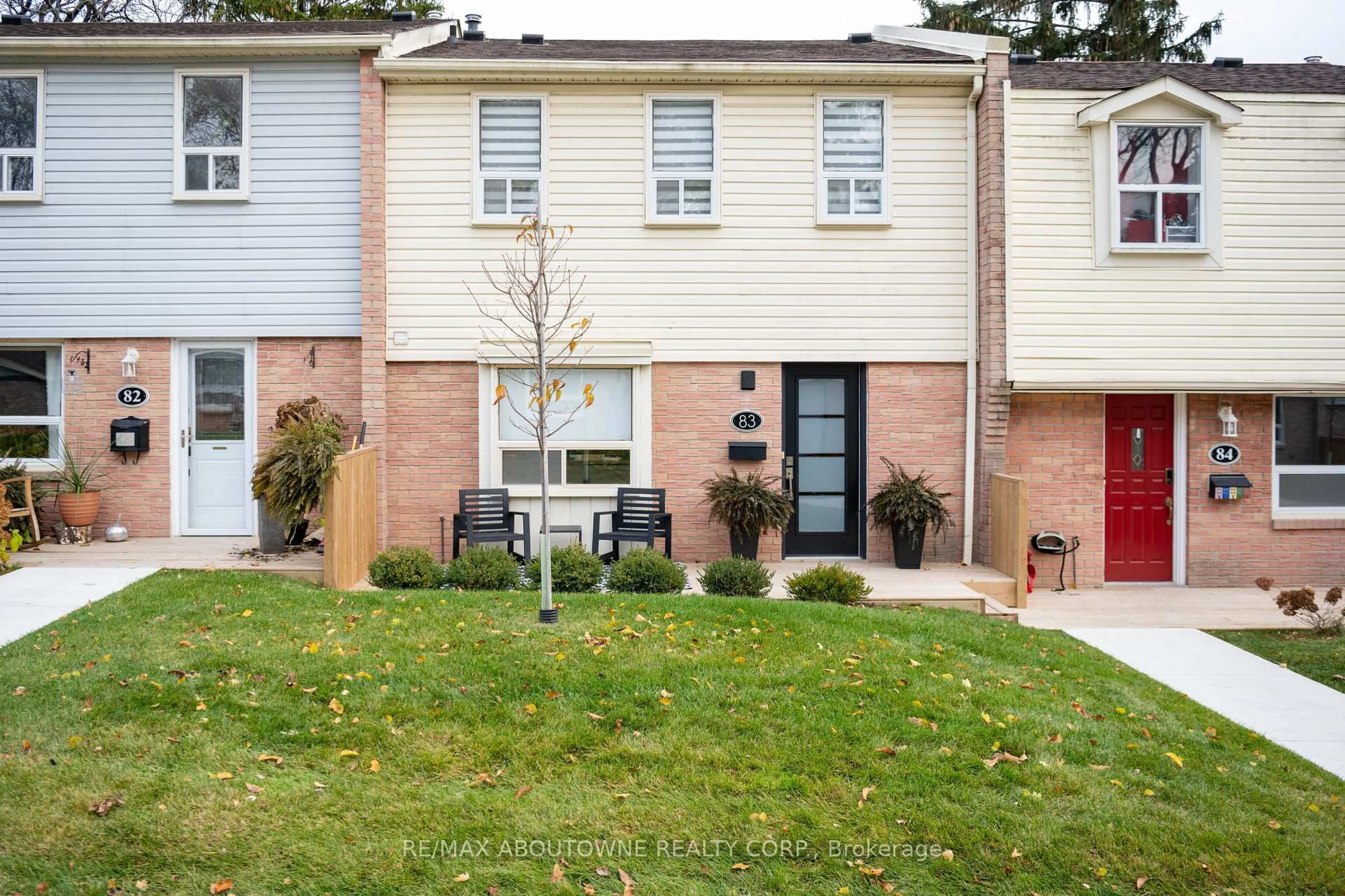 Home with brick exterior material, street for 1055 Shawnmarr Rd #83, Mississauga Ontario L5H 3V2