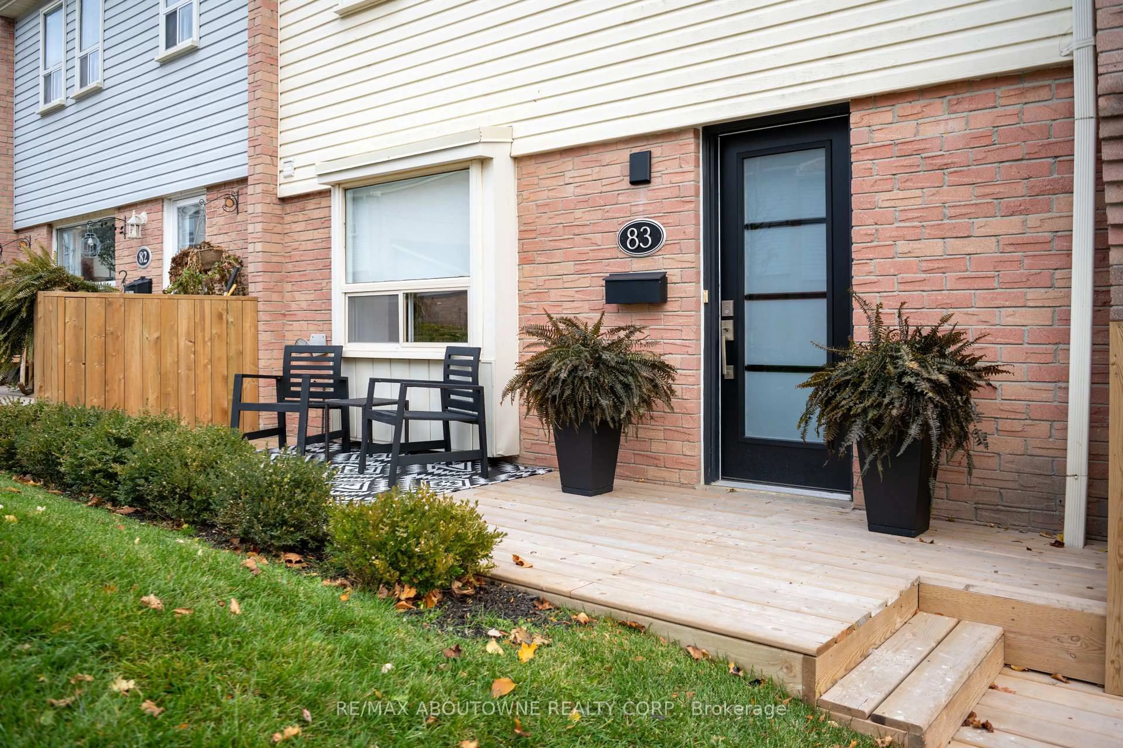 Patio, street for 1055 Shawnmarr Rd #83, Mississauga Ontario L5H 3V2