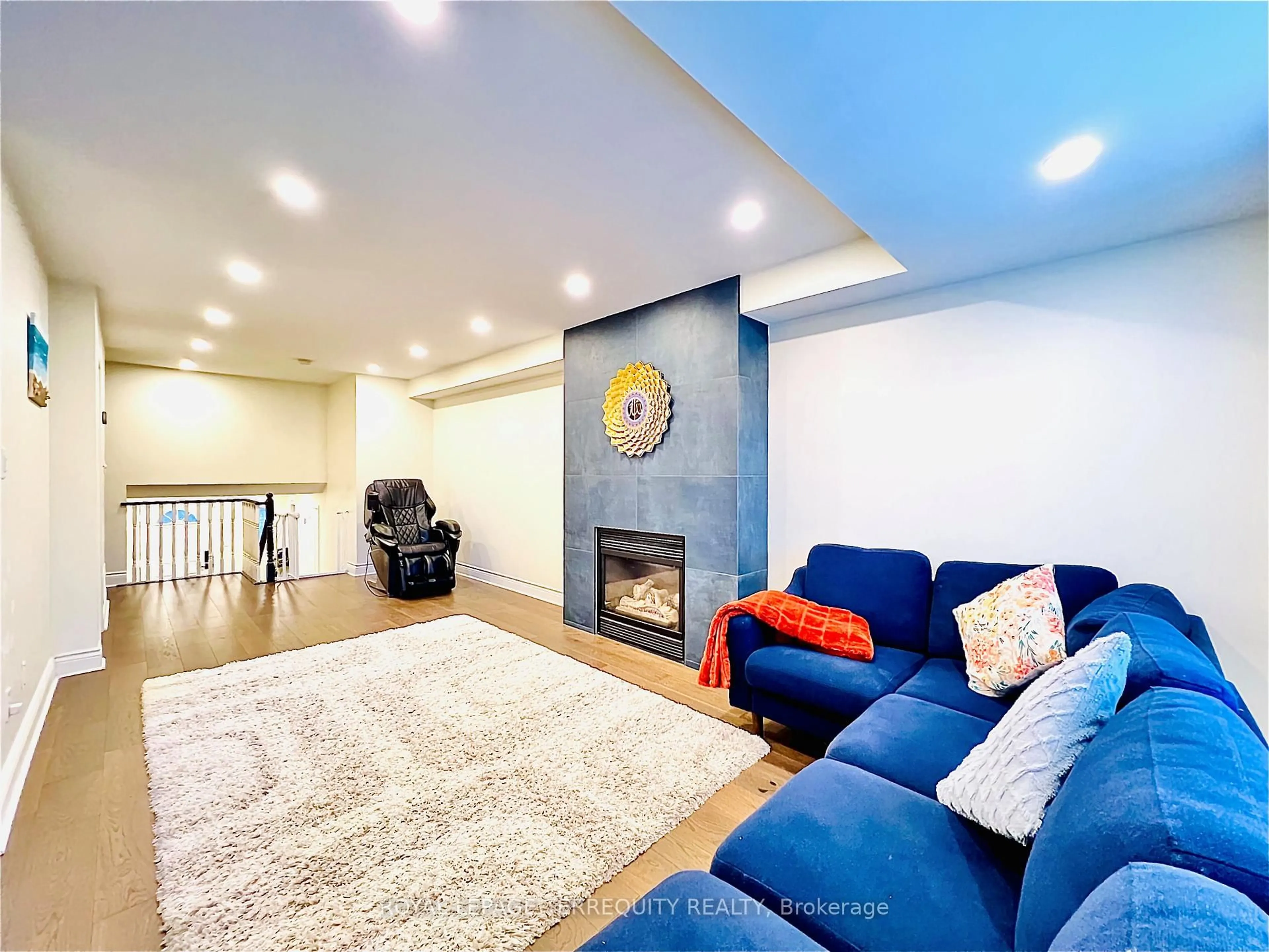 Living room with furniture, unknown for 1084 Queen St #32B, Mississauga Ontario L5H 4K4