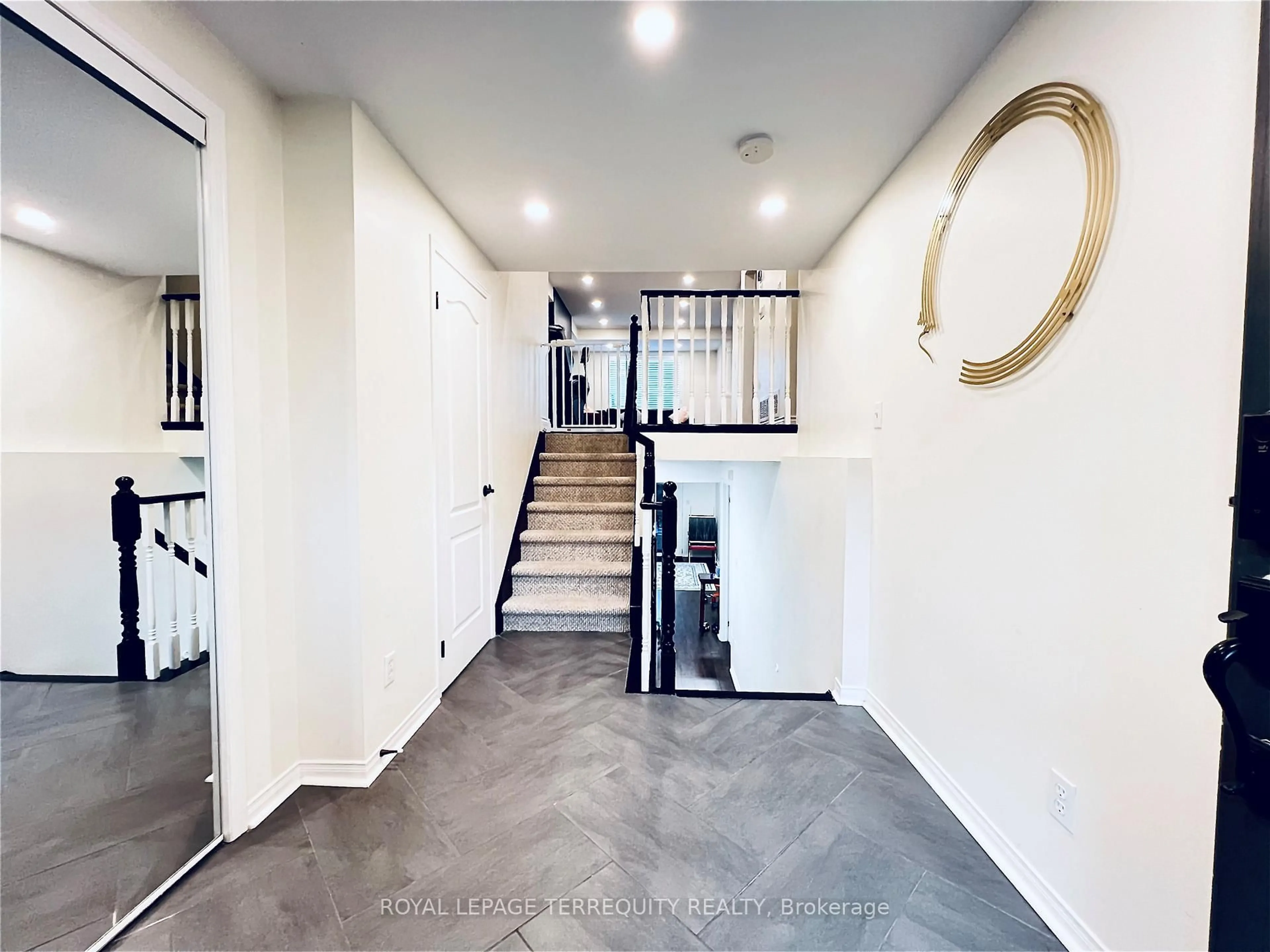 Indoor foyer for 1084 Queen St #32B, Mississauga Ontario L5H 4K4