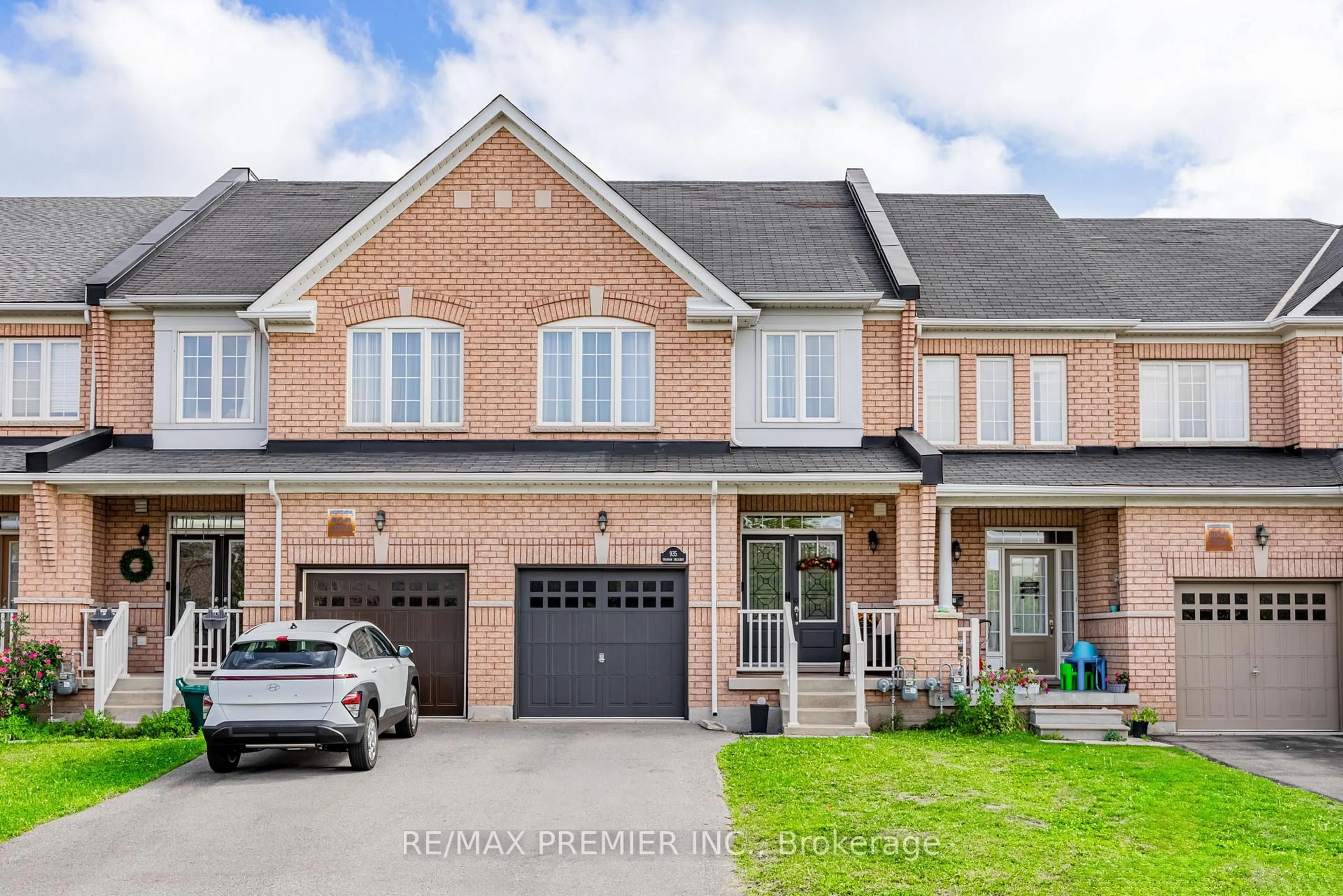 Home with brick exterior material, street for 935 Transom Cres, Milton Ontario L9T 8K4