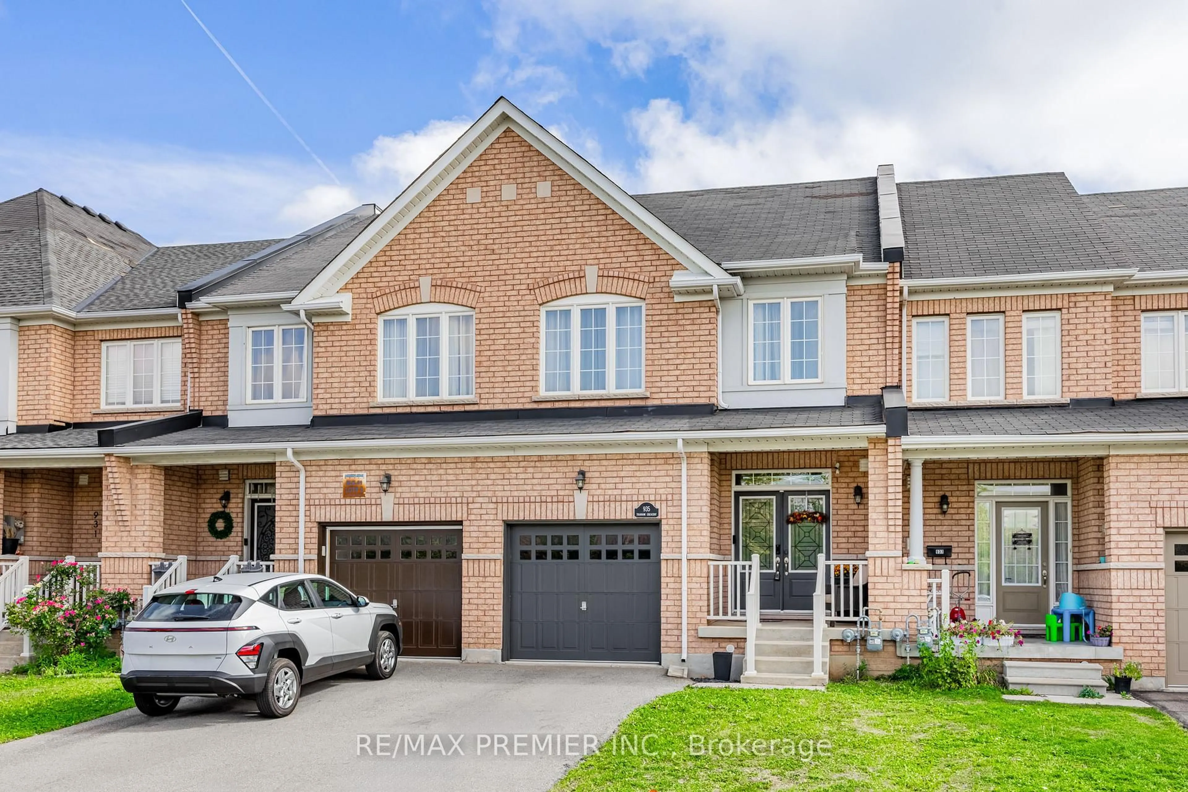 Home with brick exterior material, street for 935 Transom Cres, Milton Ontario L9T 8K4