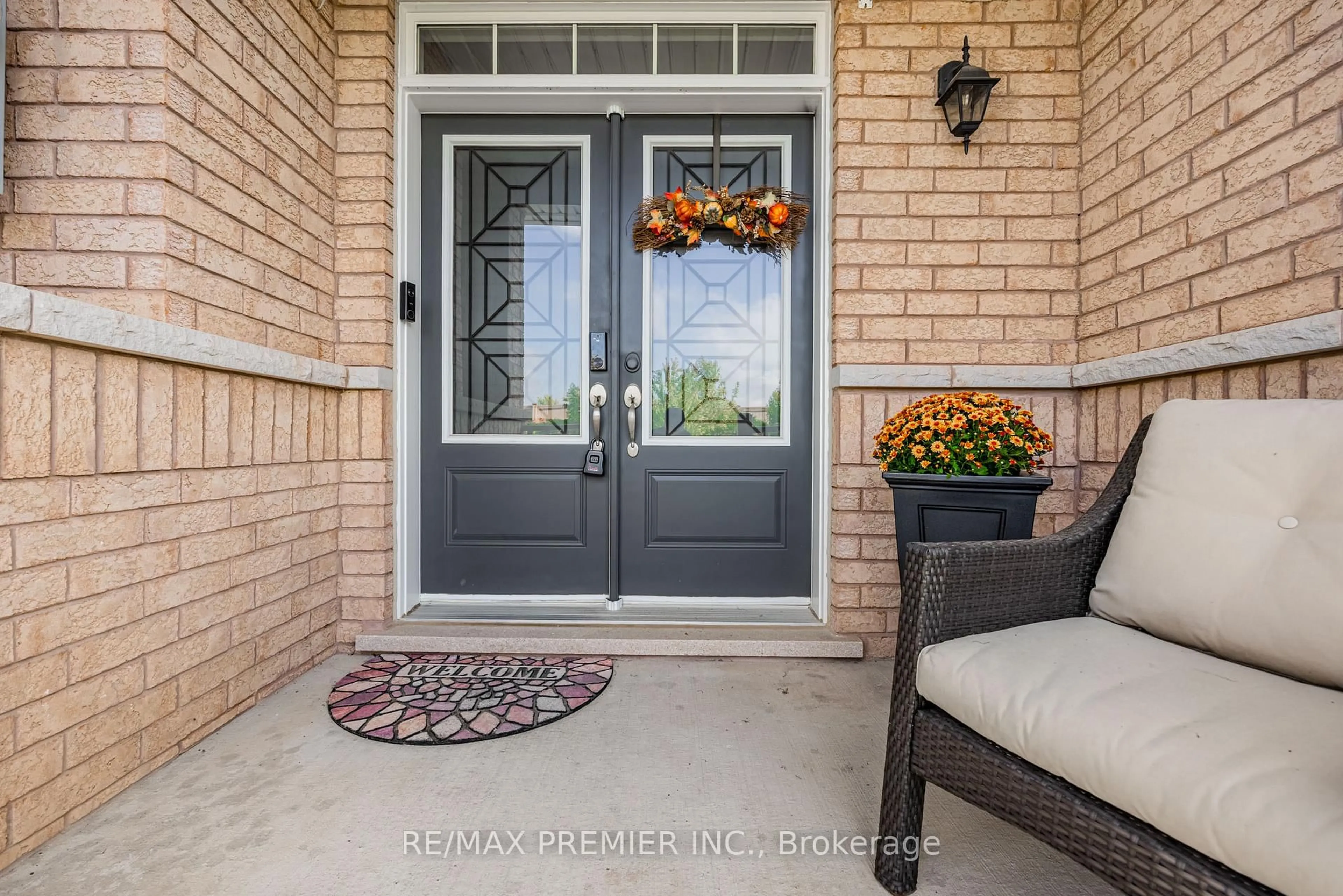 Indoor entryway for 935 Transom Cres, Milton Ontario L9T 8K4