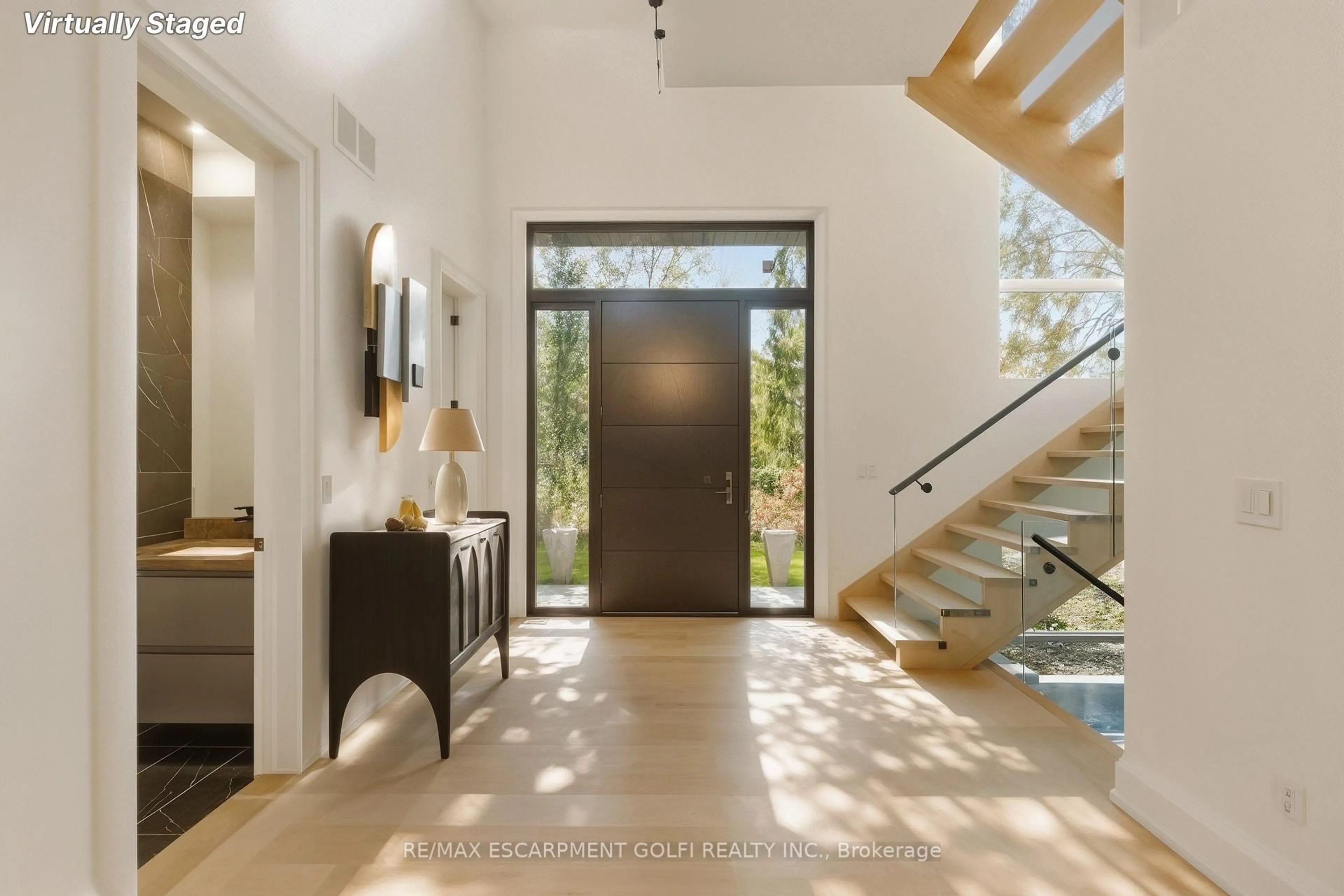 Indoor entryway for 135 Secord Lane, Burlington Ontario L7L 2H6