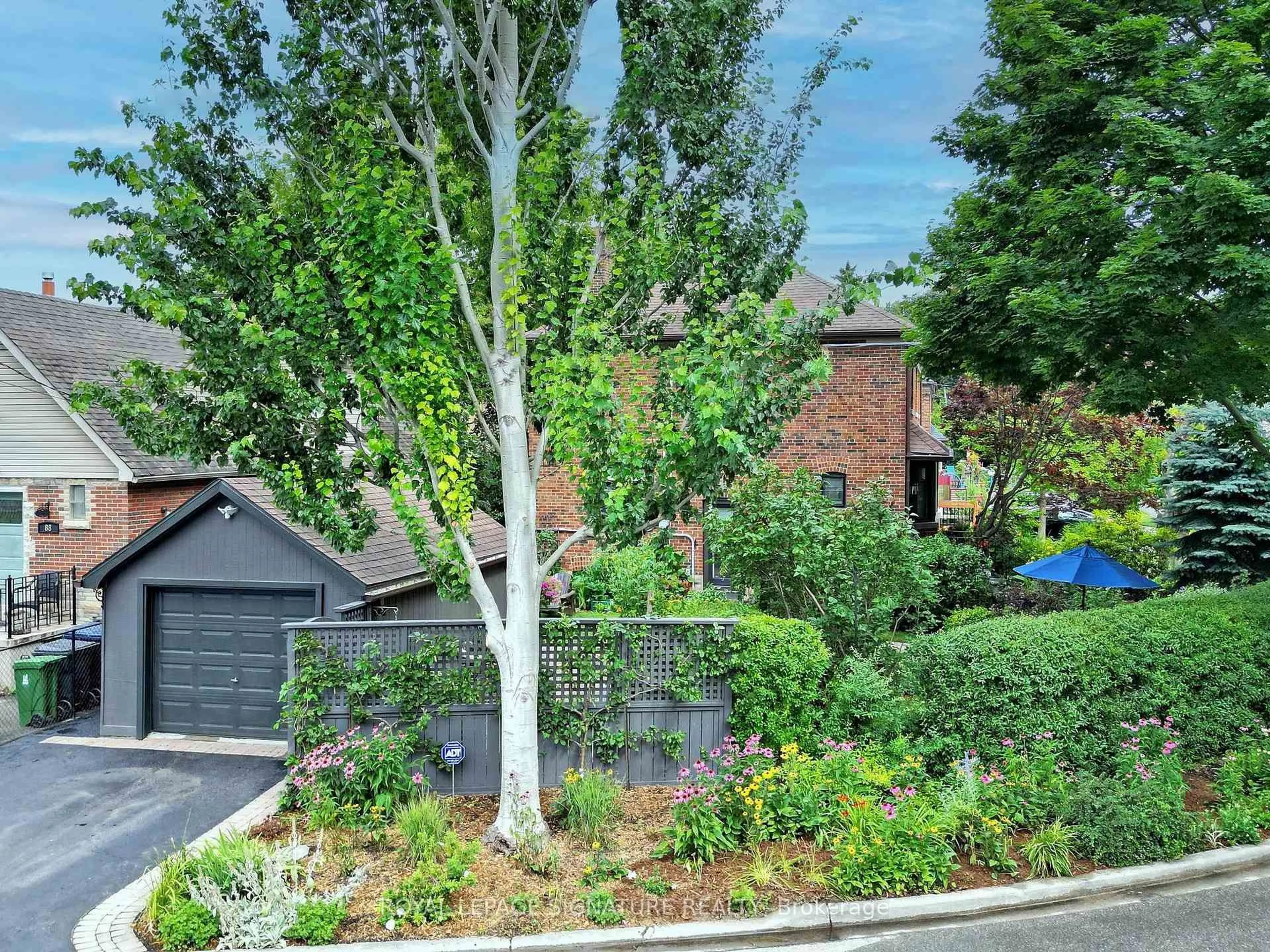 A pic from outside/outdoor area/front of a property/back of a property/a pic from drone, street for 92 Alder Cres, Toronto Ontario M8V 2H8