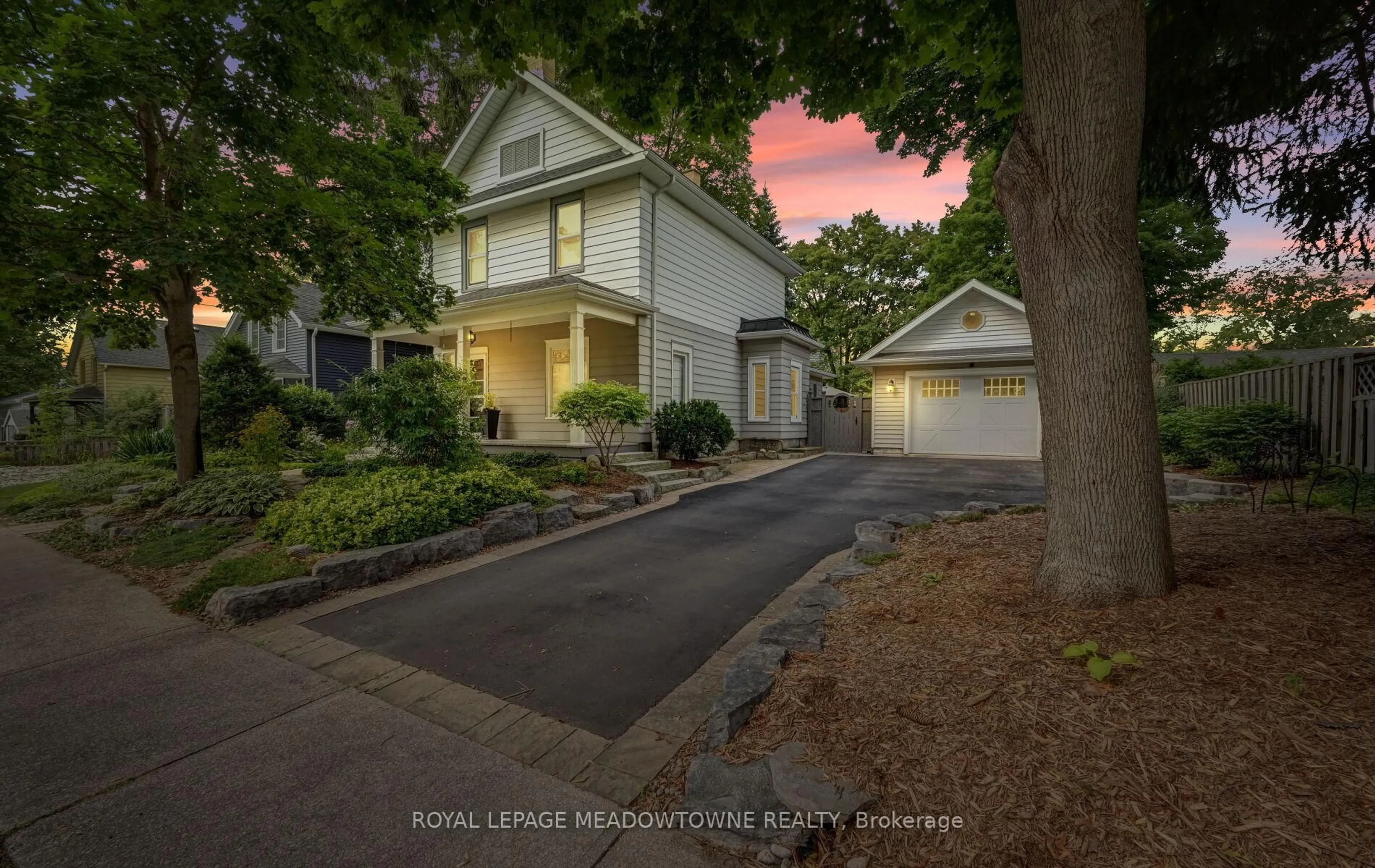 A pic from outside/outdoor area/front of a property/back of a property/a pic from drone, street for 10 Union St, Halton Hills Ontario L7G 3L9