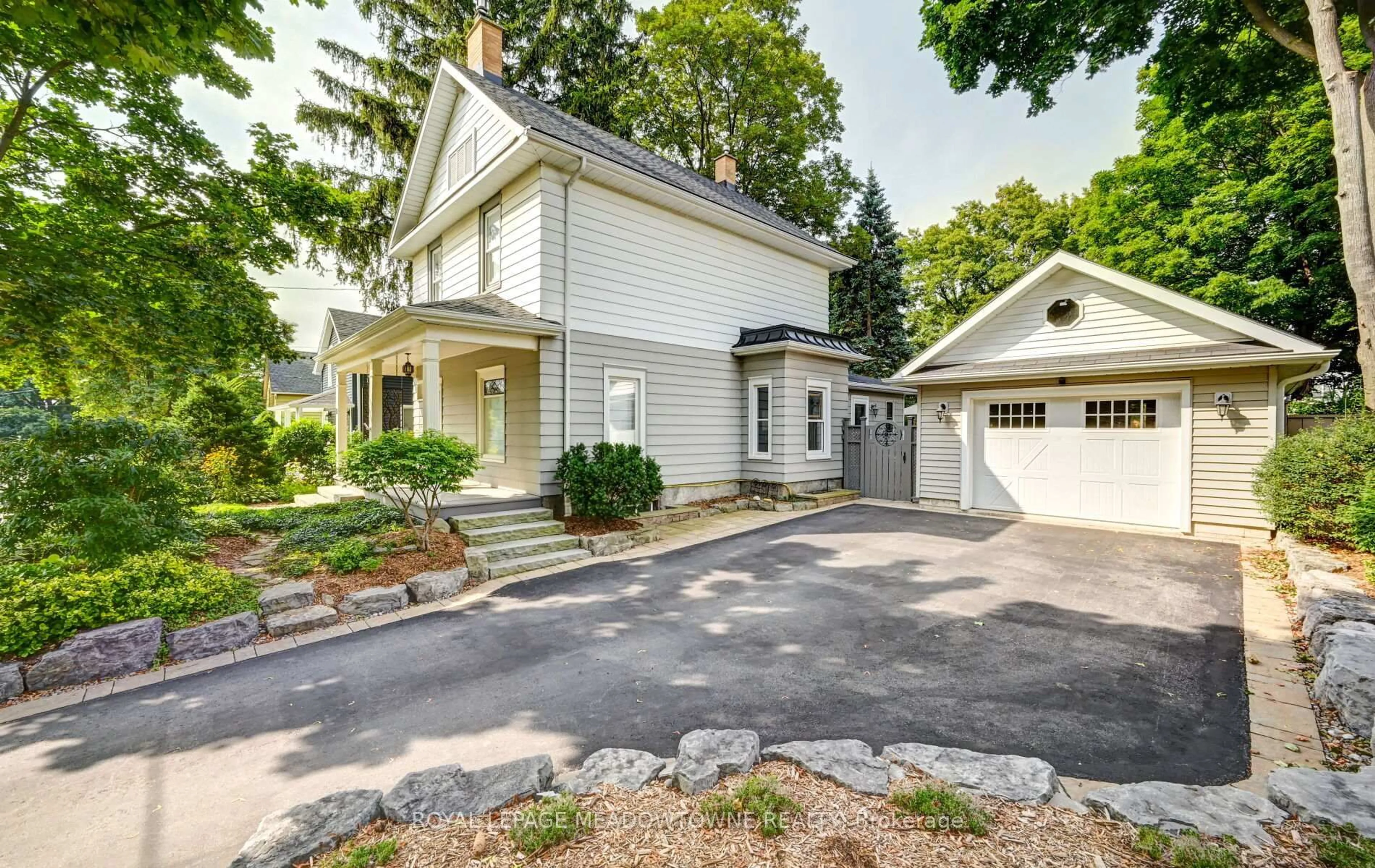 Home with vinyl exterior material, street for 10 Union St, Halton Hills Ontario L7G 3L9