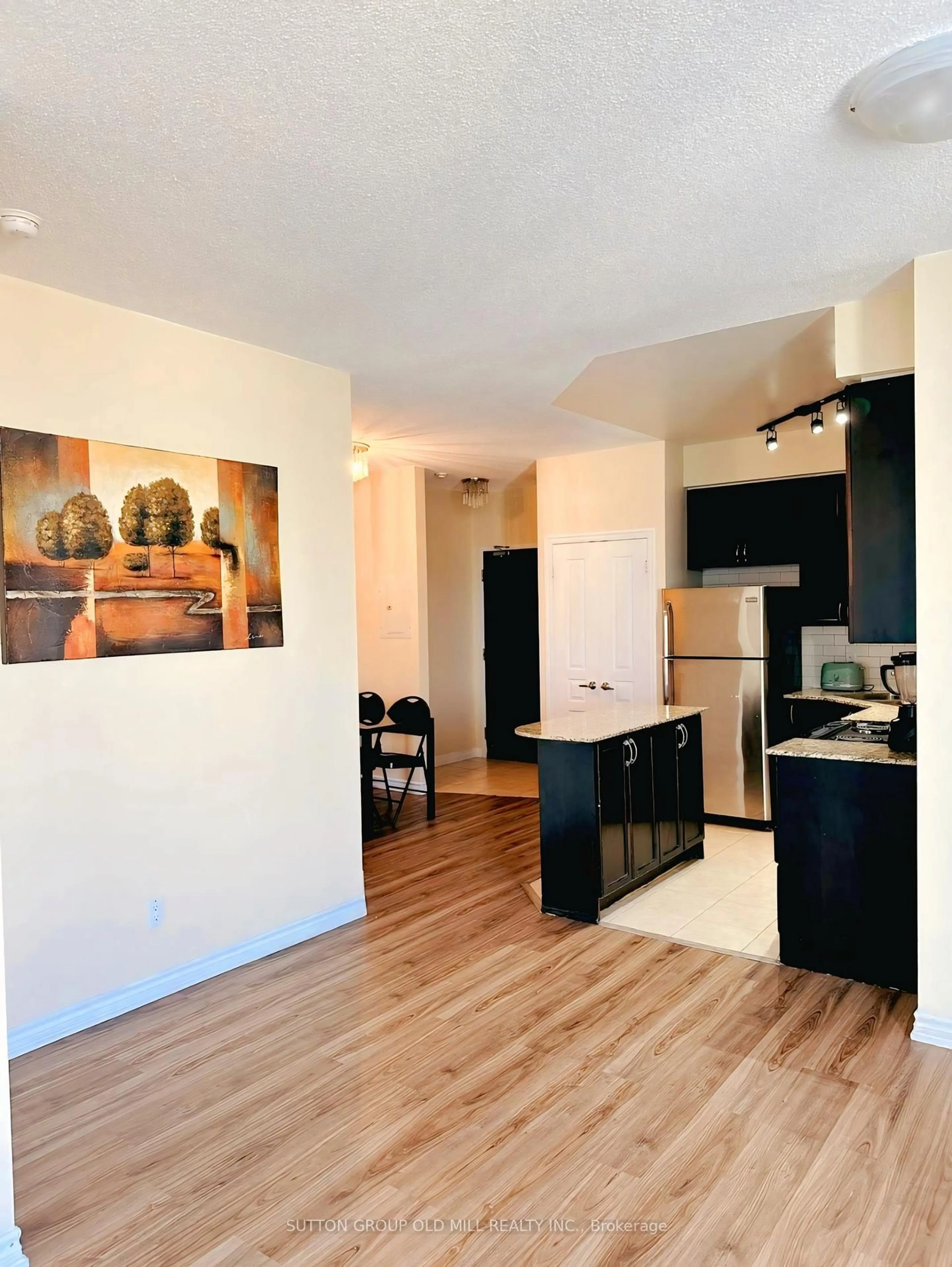 Open concept kitchen, wood/laminate floor for 225 Webb Dr #1508, Mississauga Ontario L5B 4P2