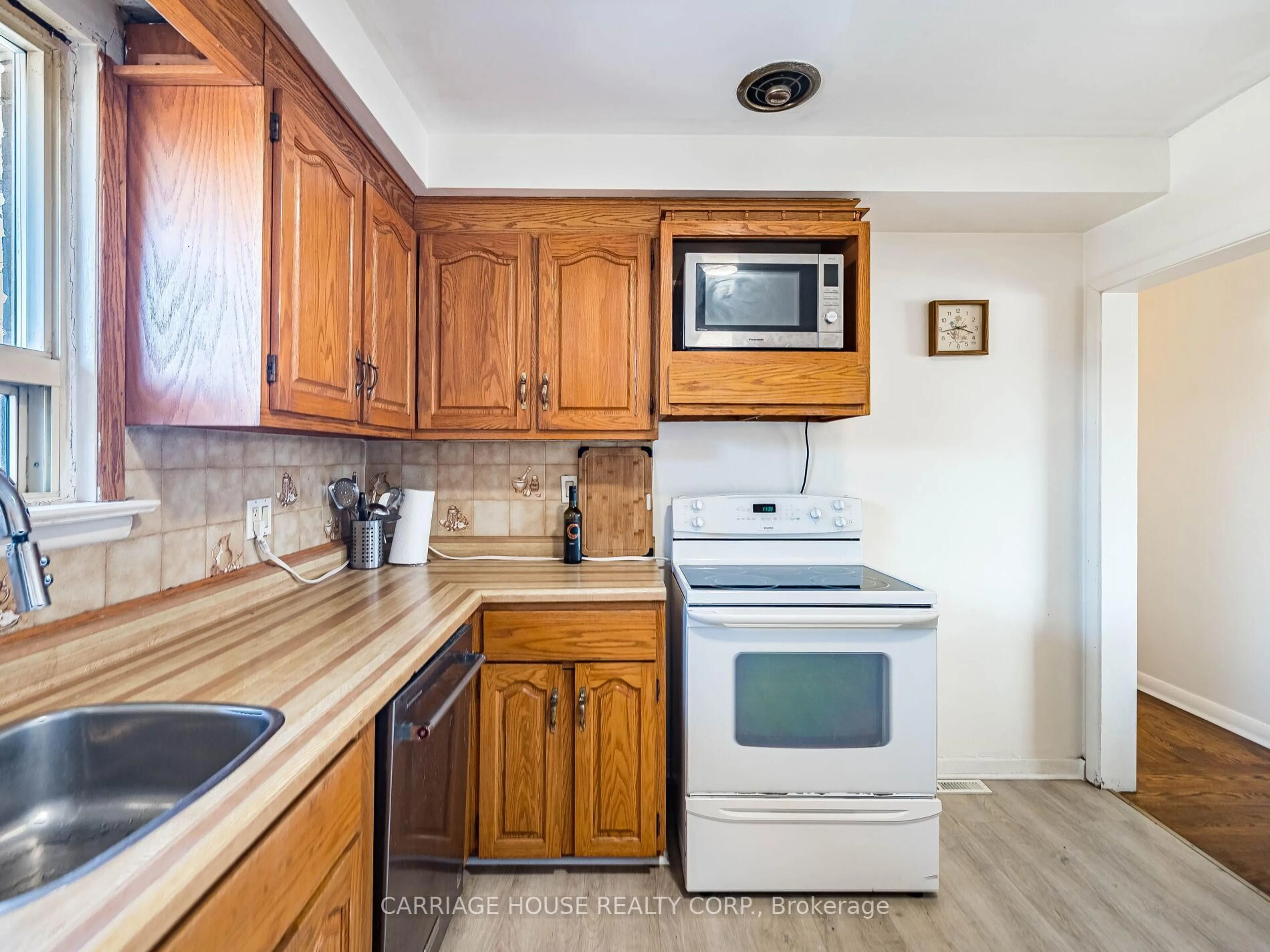Standard kitchen, unknown for 72 Rexway Dr, Halton Hills Ontario L7G 1R1