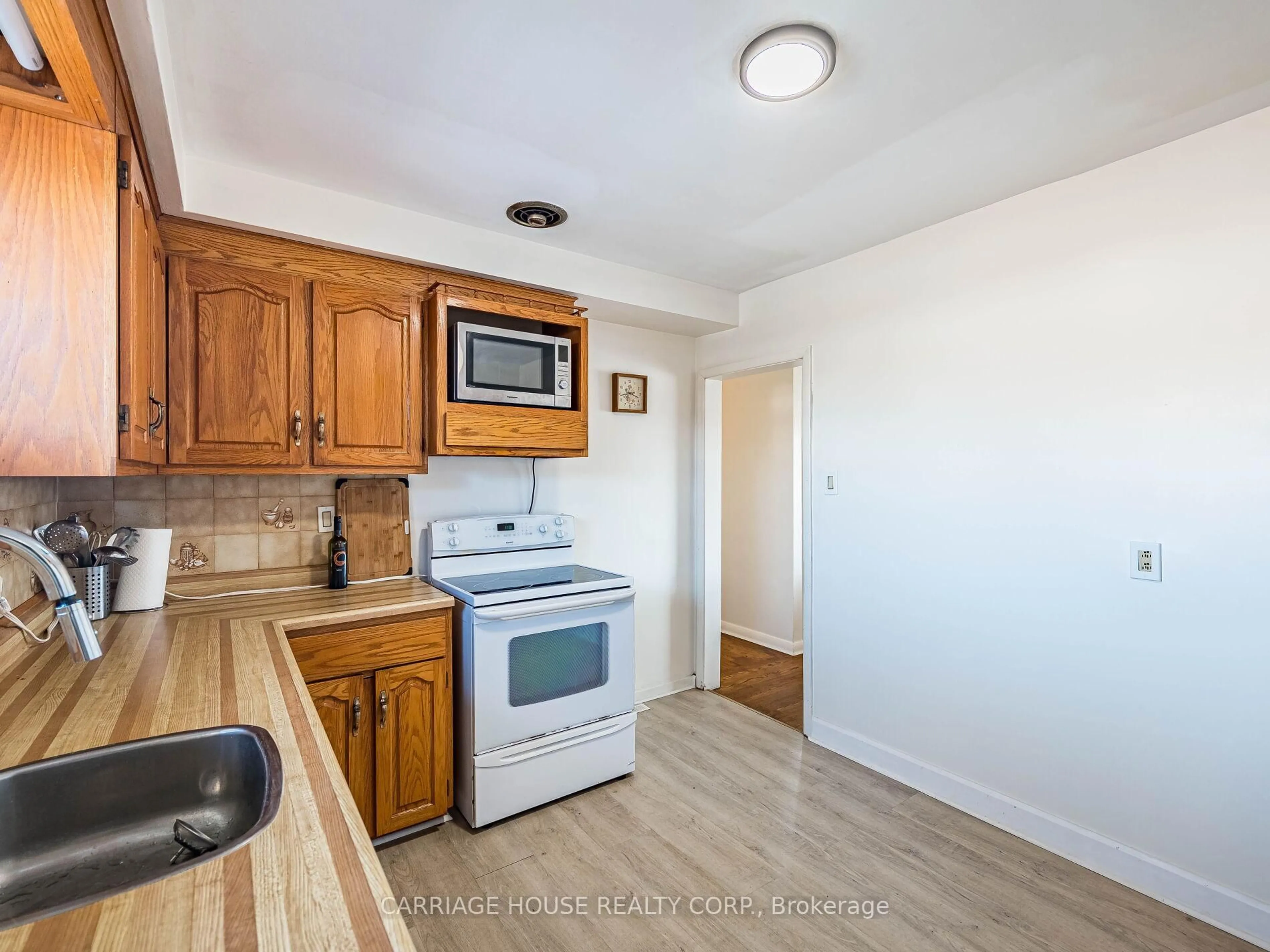 Standard kitchen, unknown for 72 Rexway Dr, Halton Hills Ontario L7G 1R1