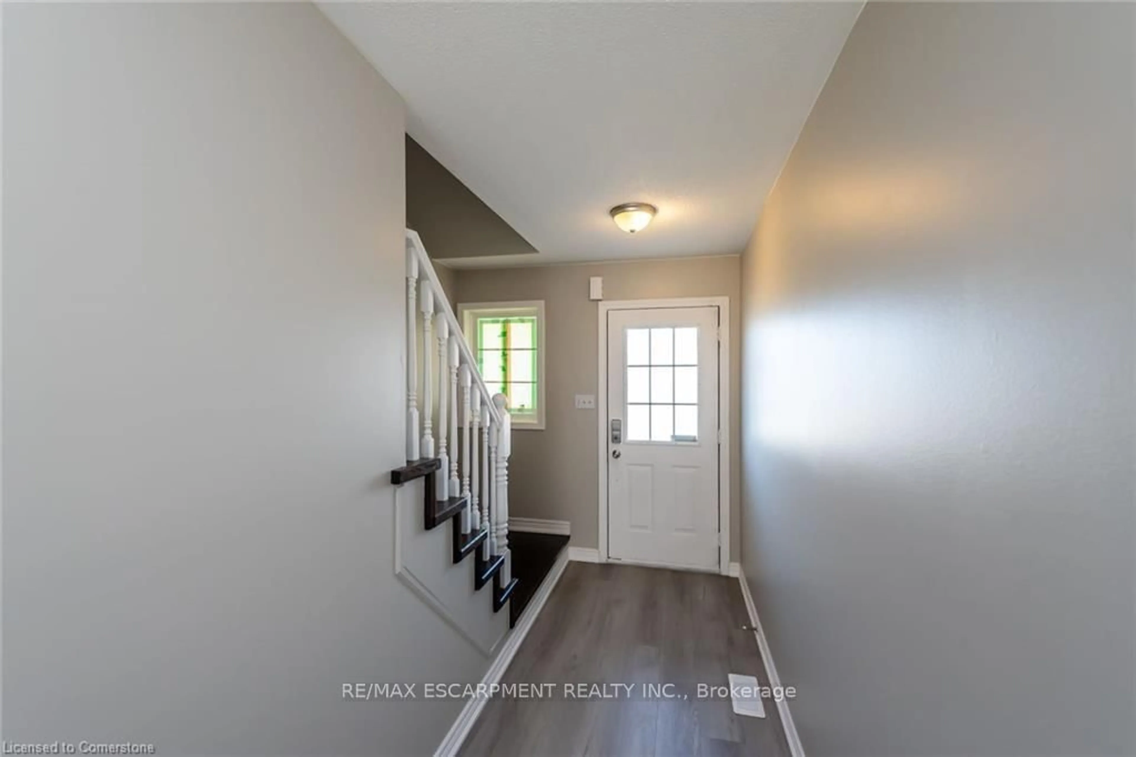 Indoor entryway for 626 Taylor Cres, Burlington Ontario L7L 7A5