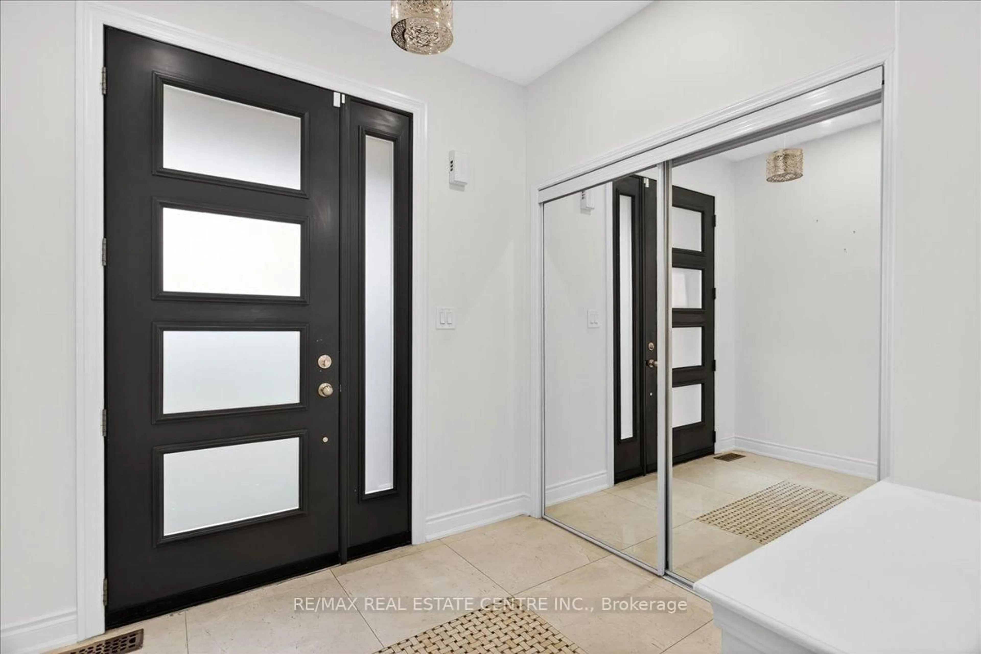 Indoor entryway for 980 Clark Blvd, Milton Ontario L9T 6P6