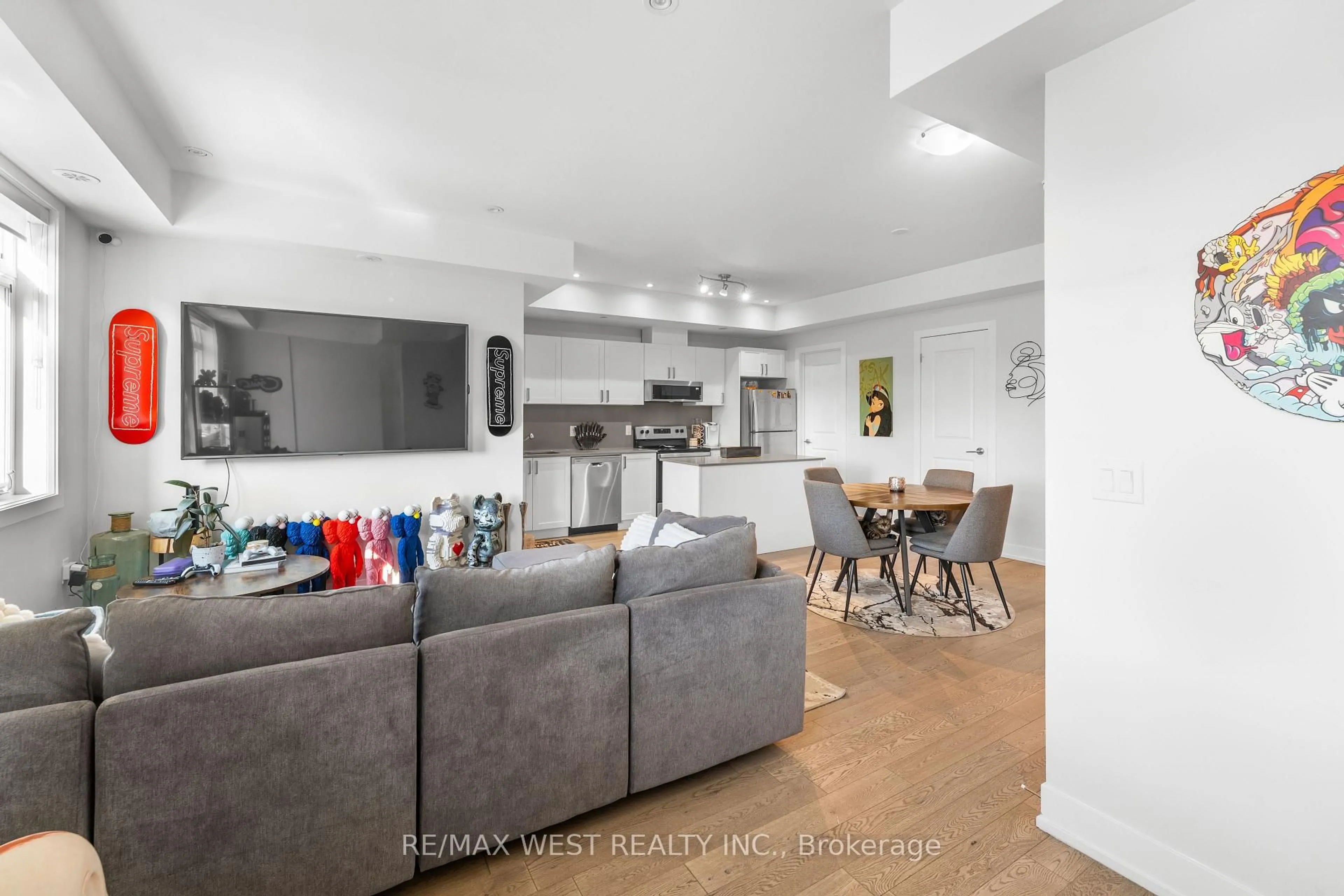 Living room with furniture, unknown for 1062 Douglas McCurdy Common, Mississauga Ontario L5G 0C6