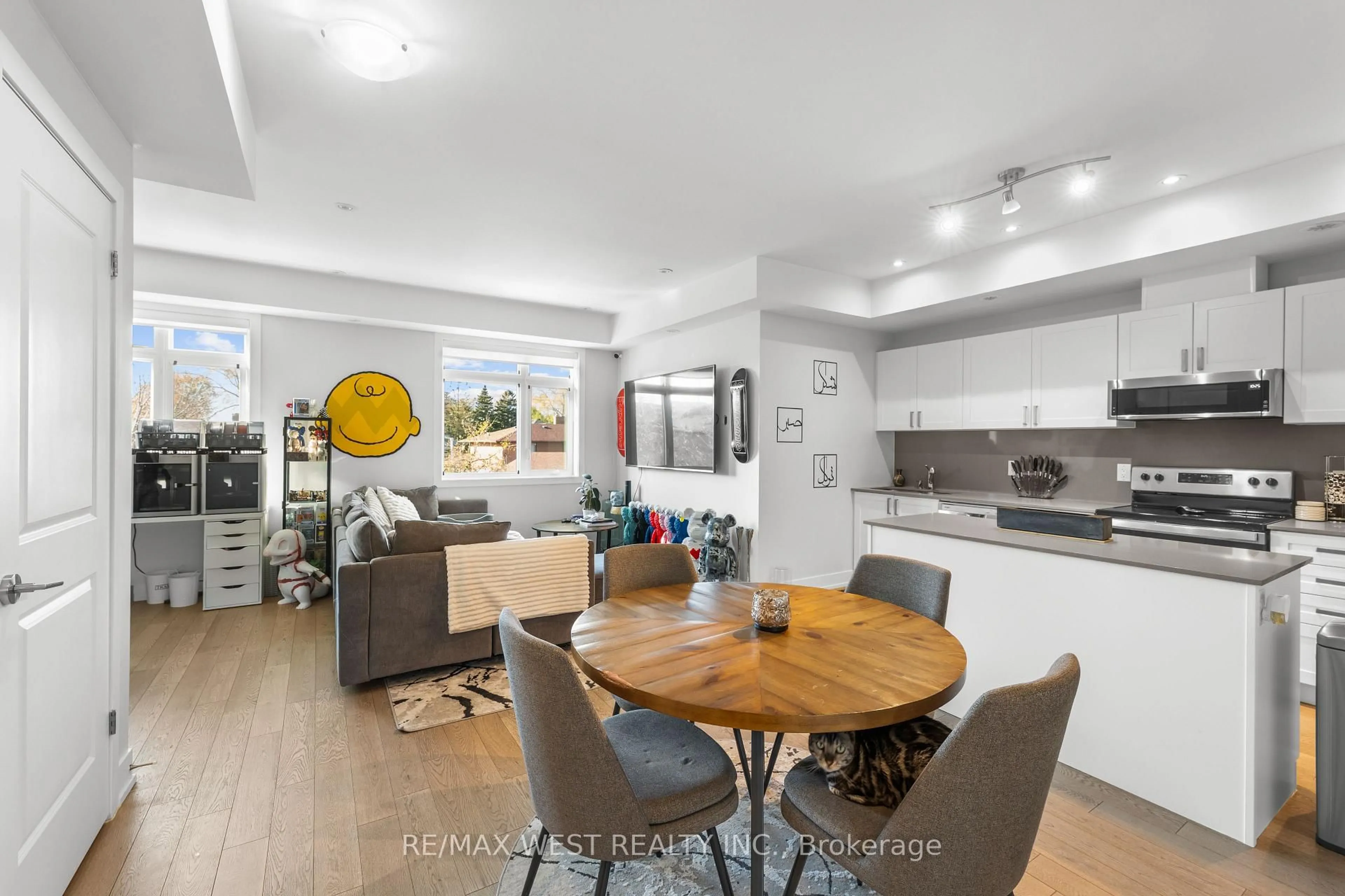 Open concept kitchen, unknown for 1062 Douglas McCurdy Common, Mississauga Ontario L5G 0C6