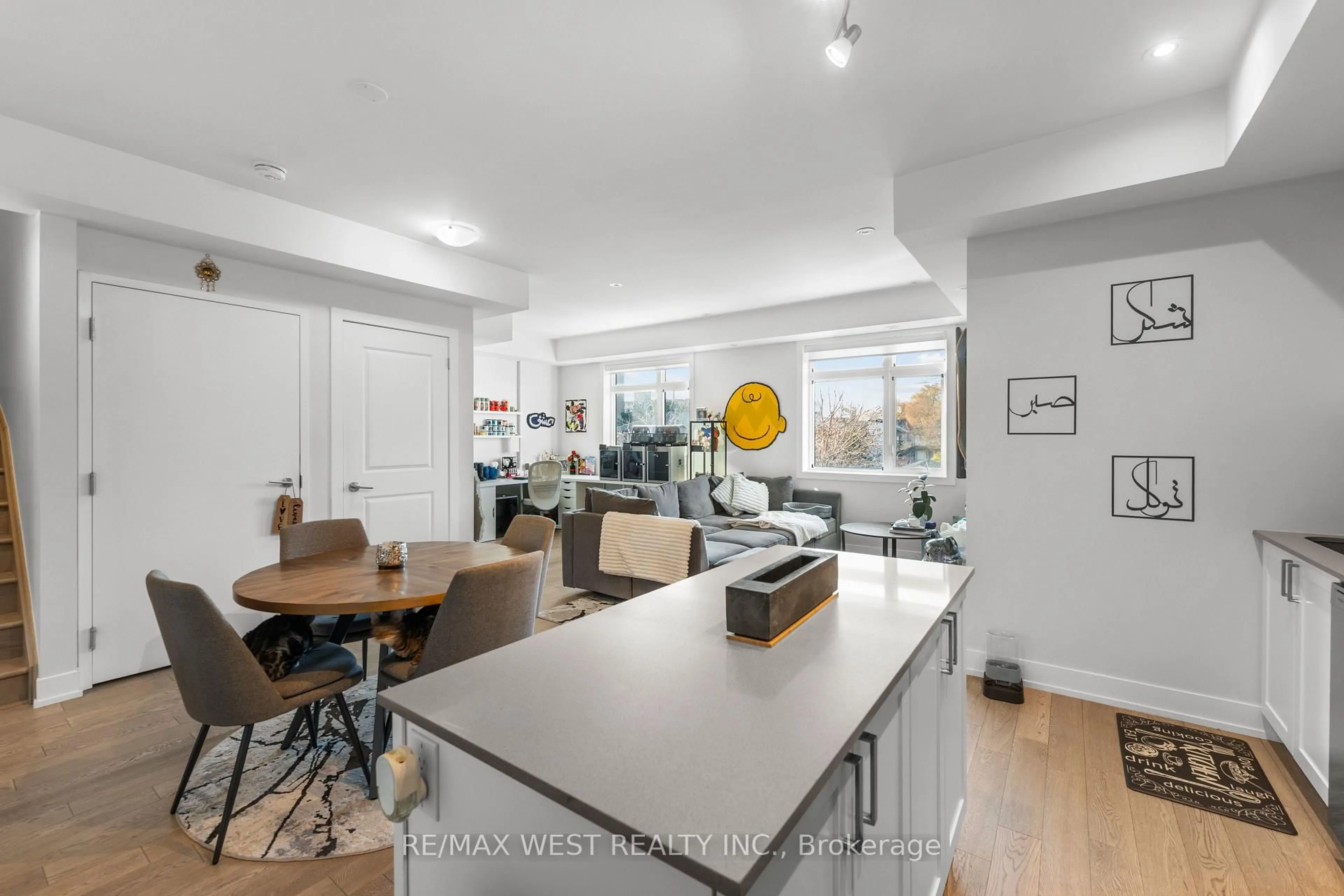 Open concept kitchen, unknown for 1062 Douglas McCurdy Common, Mississauga Ontario L5G 0C6