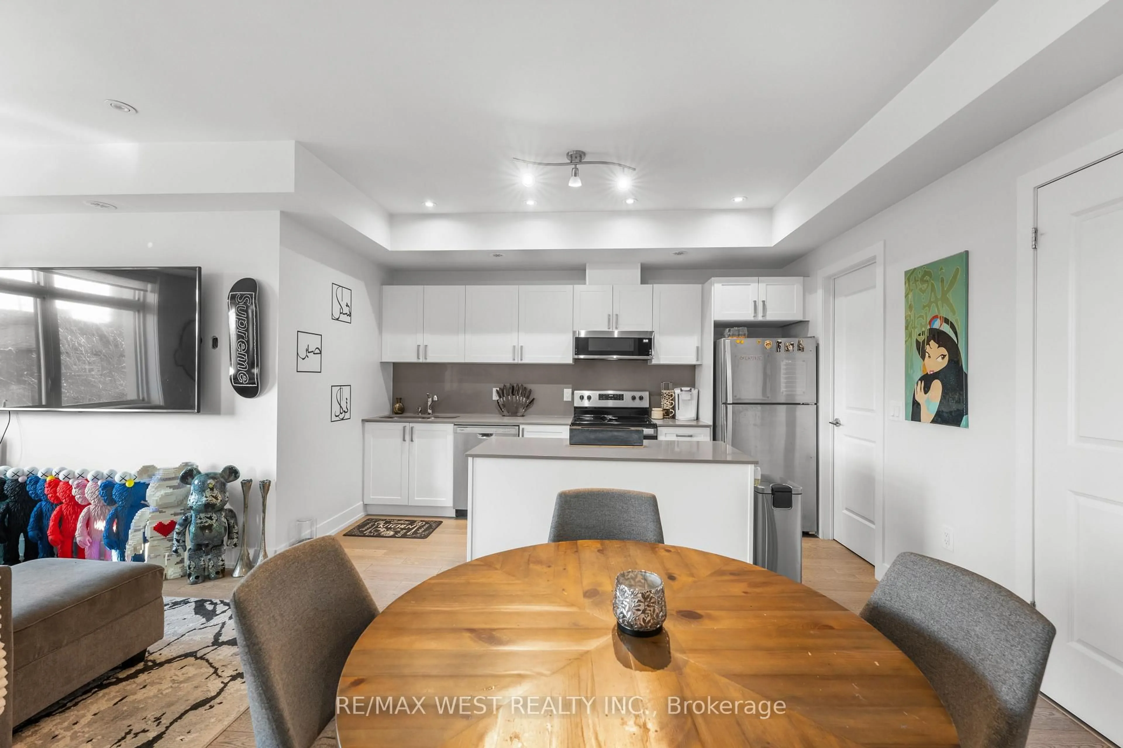 Open concept kitchen, wood/laminate floor for 1062 Douglas McCurdy Common, Mississauga Ontario L5G 0C6