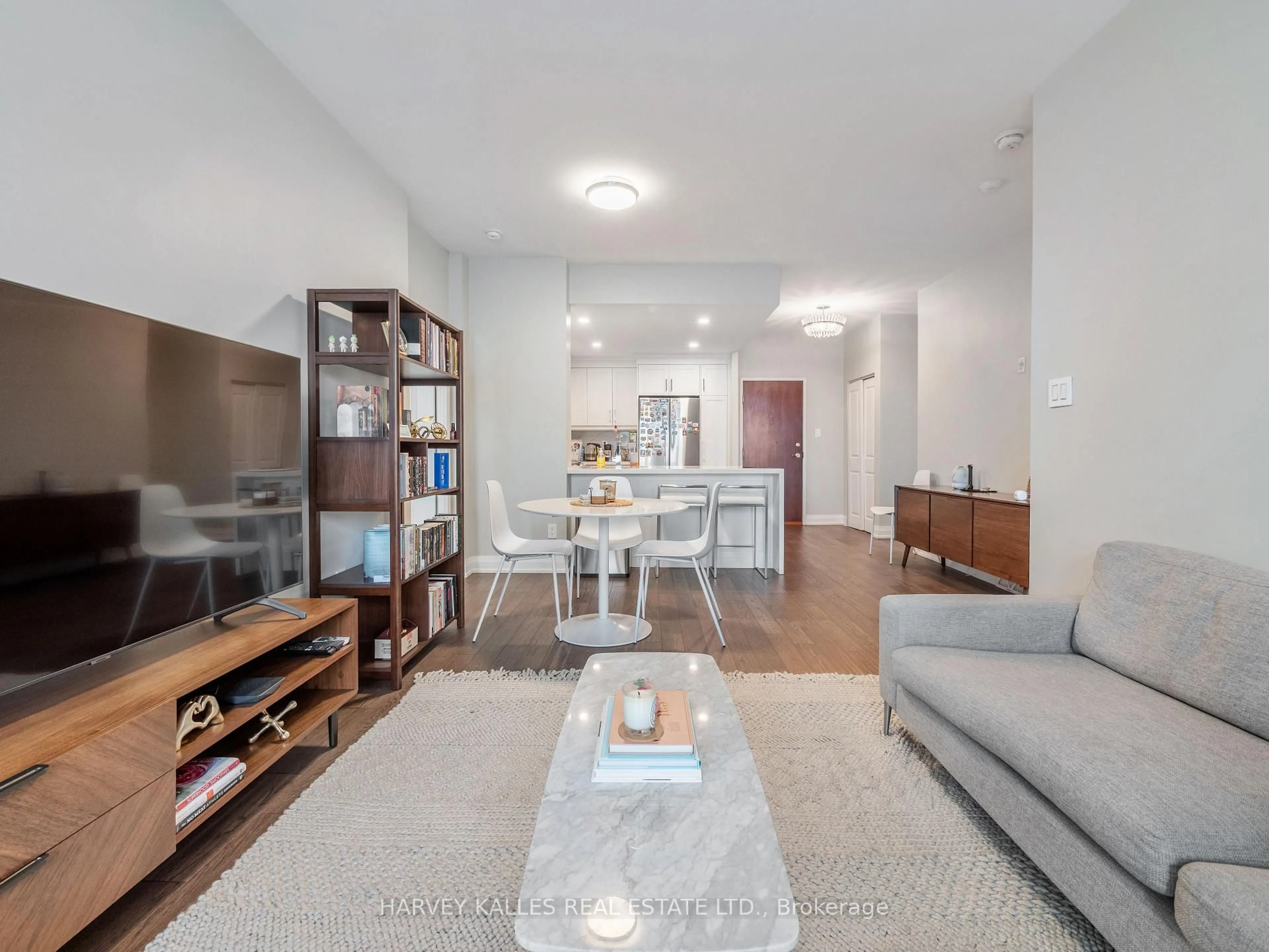 Living room with furniture, unknown for 2511 Bloor St #305, Toronto Ontario M6S 5A6