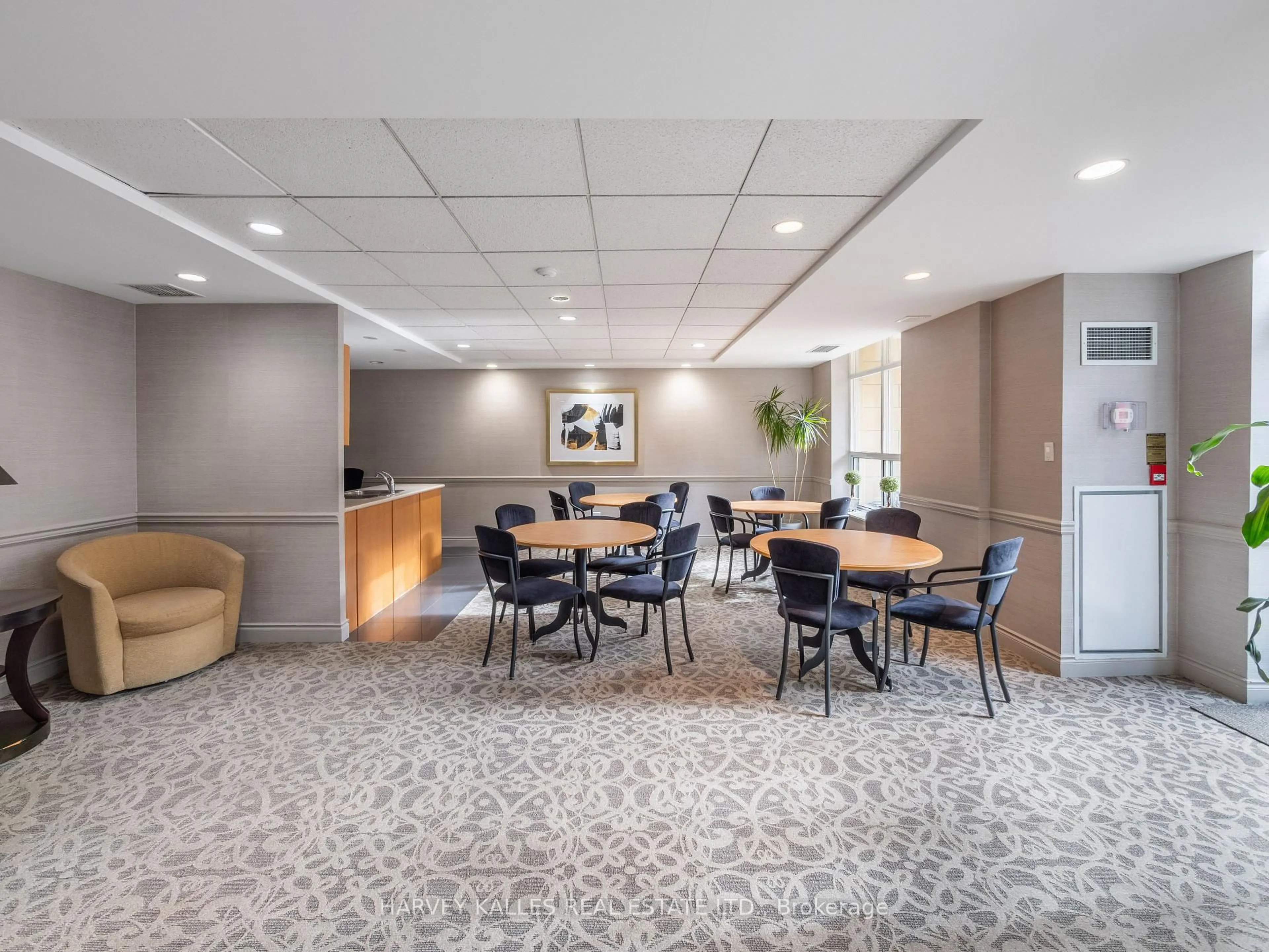 Unknown for 2511 Bloor St #305, Toronto Ontario M6S 5A6