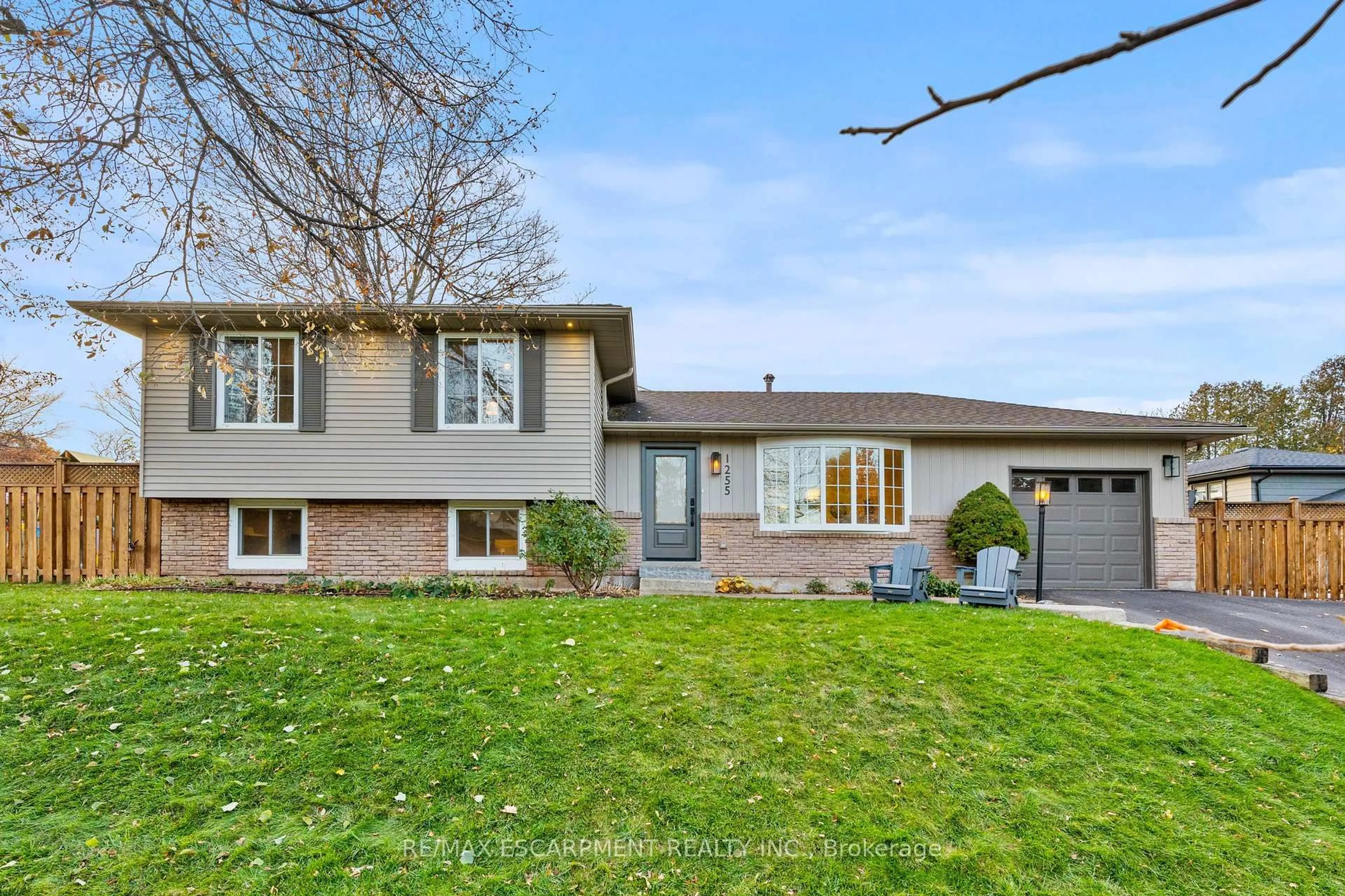 Home with brick exterior material, street for 1255 Lakeview Dr, Oakville Ontario L6H 2M9