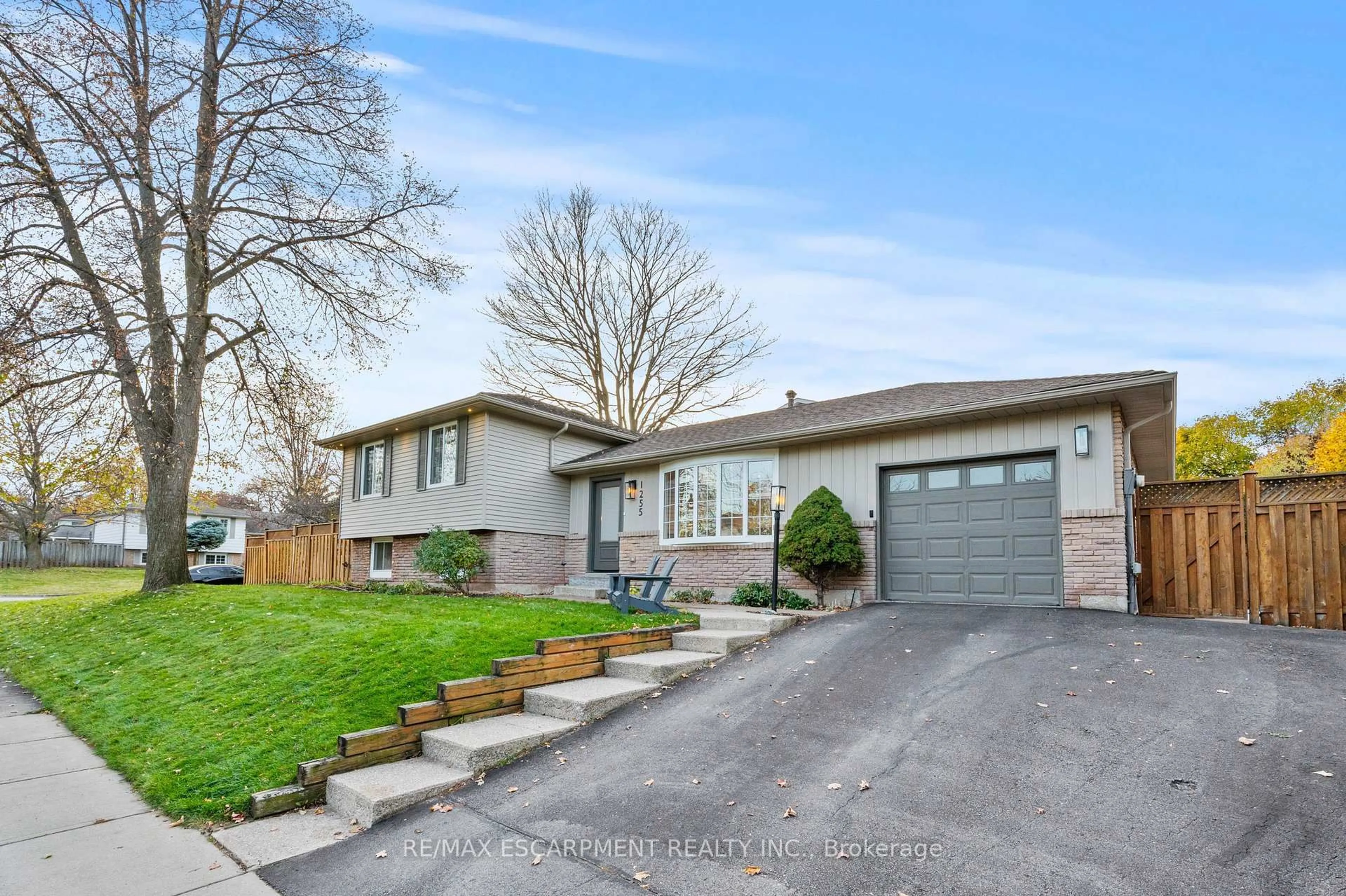 Home with brick exterior material, street for 1255 Lakeview Dr, Oakville Ontario L6H 2M9