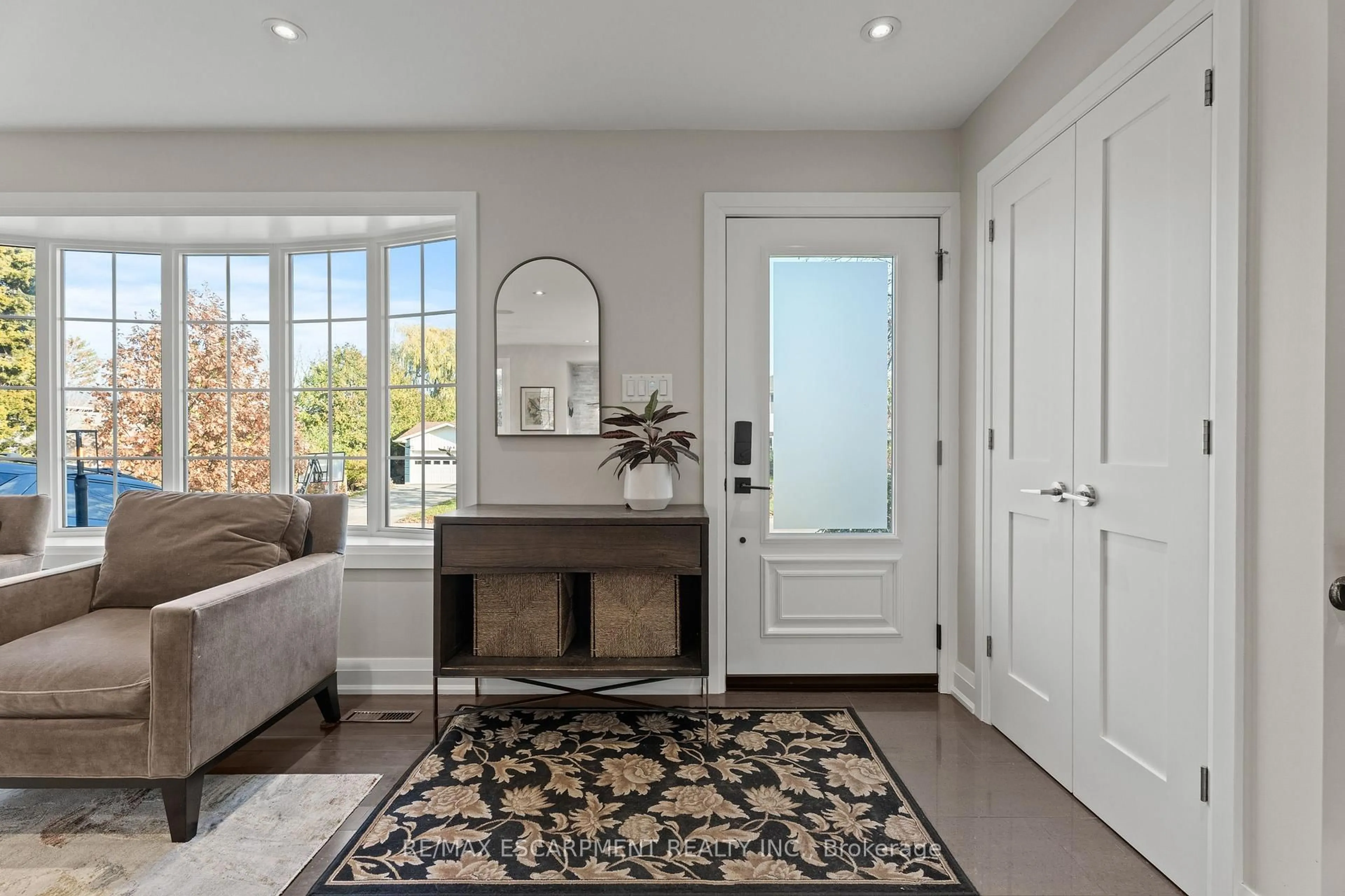 Indoor entryway for 1255 Lakeview Dr, Oakville Ontario L6H 2M9