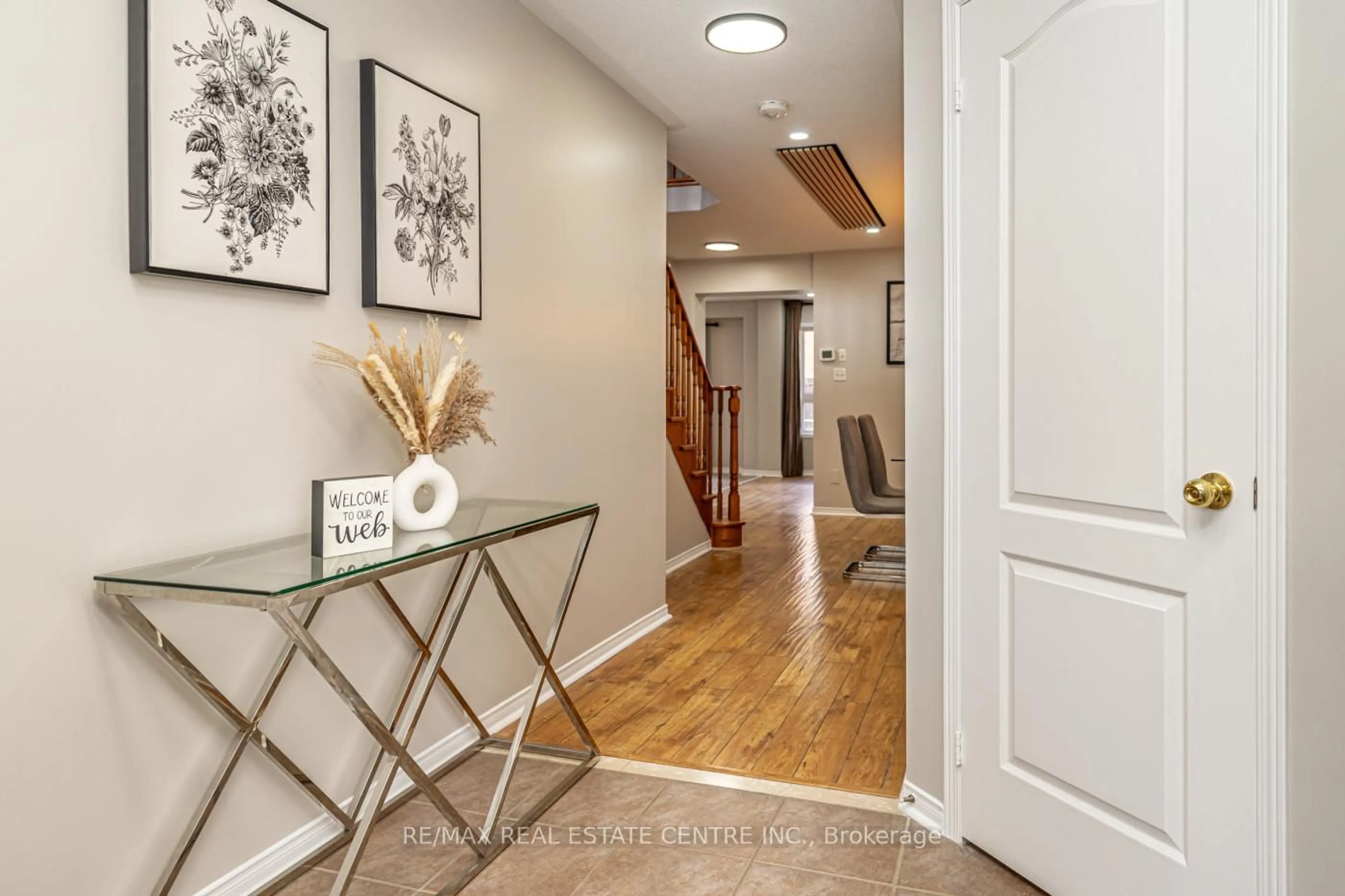 Indoor entryway for 107 Crown Victoria Dr, Brampton Ontario L7A 3X9