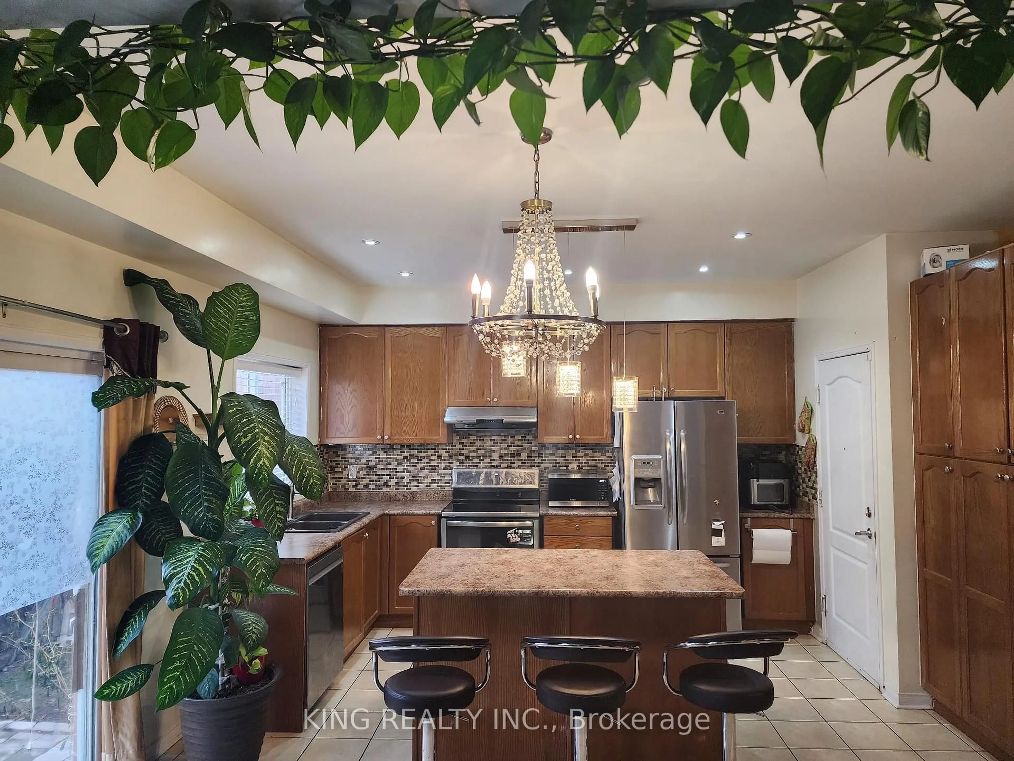 Open concept kitchen, ceramic/tile floor for 12 Travis Cres, Brampton Ontario L7A 3J3