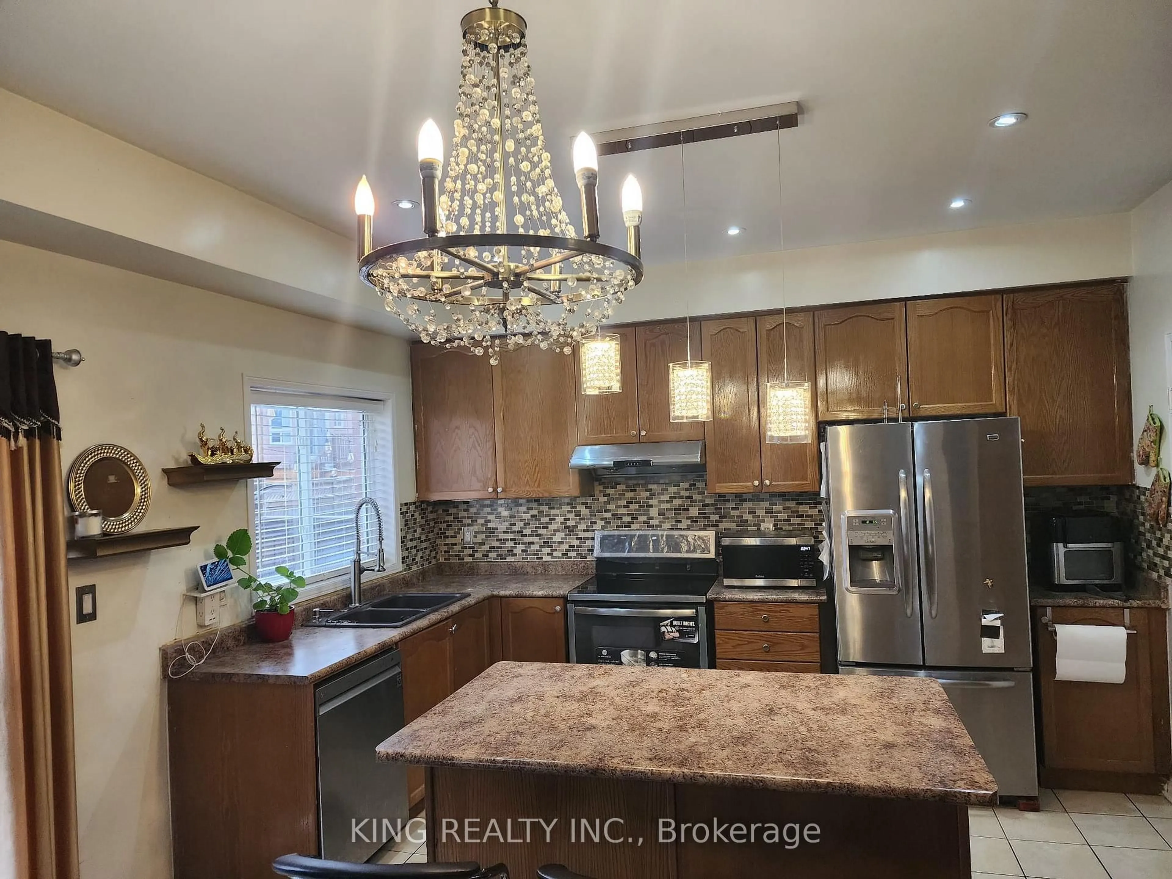 Contemporary kitchen, unknown for 12 Travis Cres, Brampton Ontario L7A 3J3