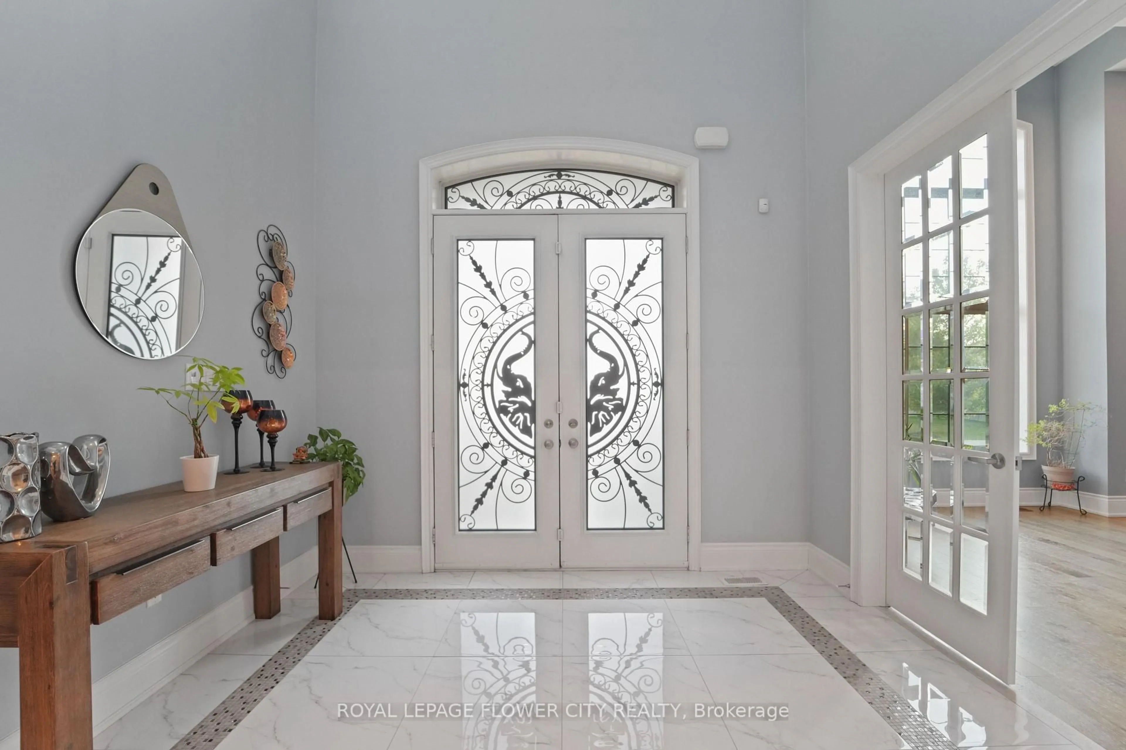 Indoor entryway for 40 Quintette Clse, Brampton Ontario L6P 4E1