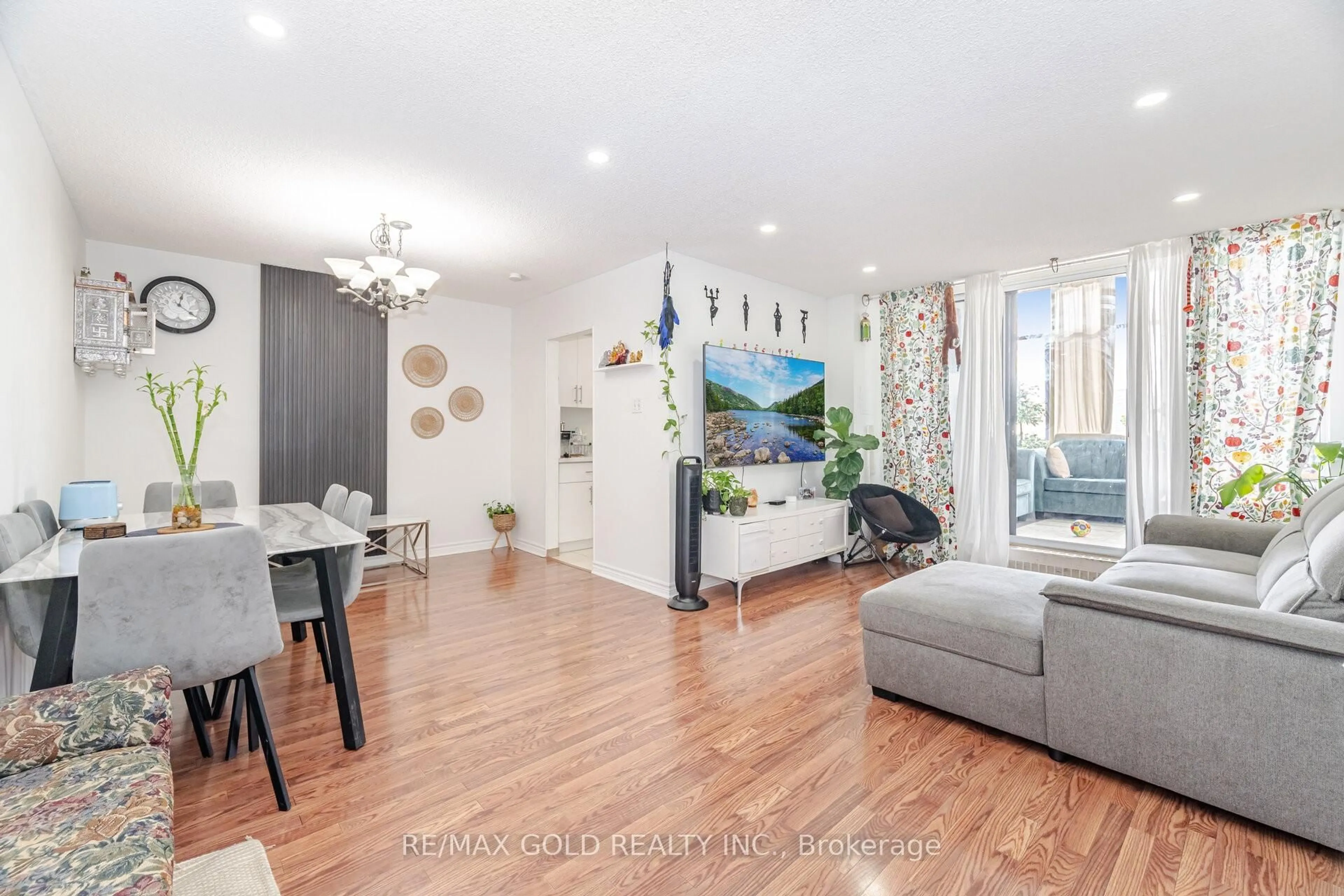 Living room with furniture, wood/laminate floor for 1615 Bloor St #1203, Mississauga Ontario L4X 1S2