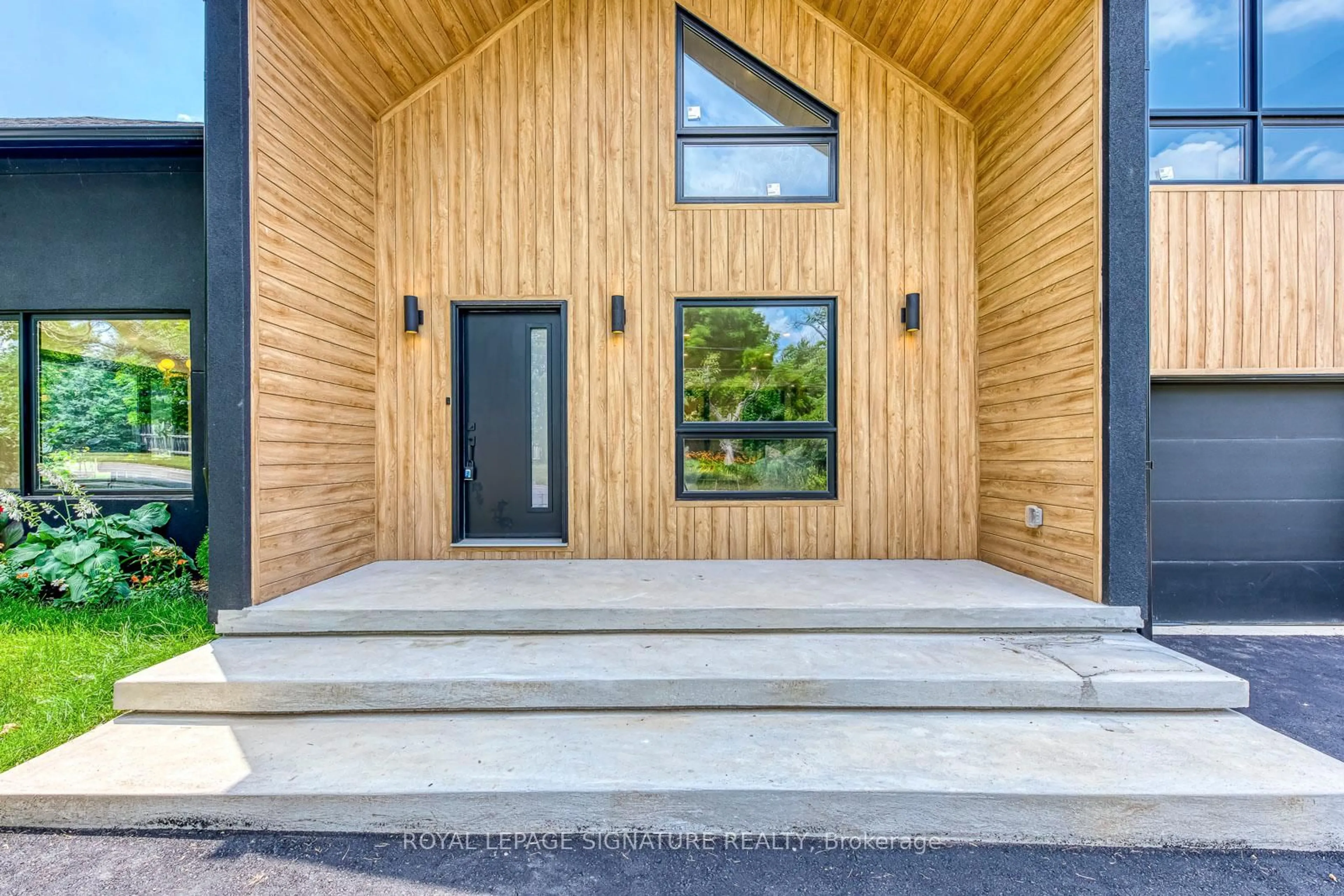 Indoor entryway for 11024 Trafalgar Rd, Halton Hills Ontario L7G 4S5