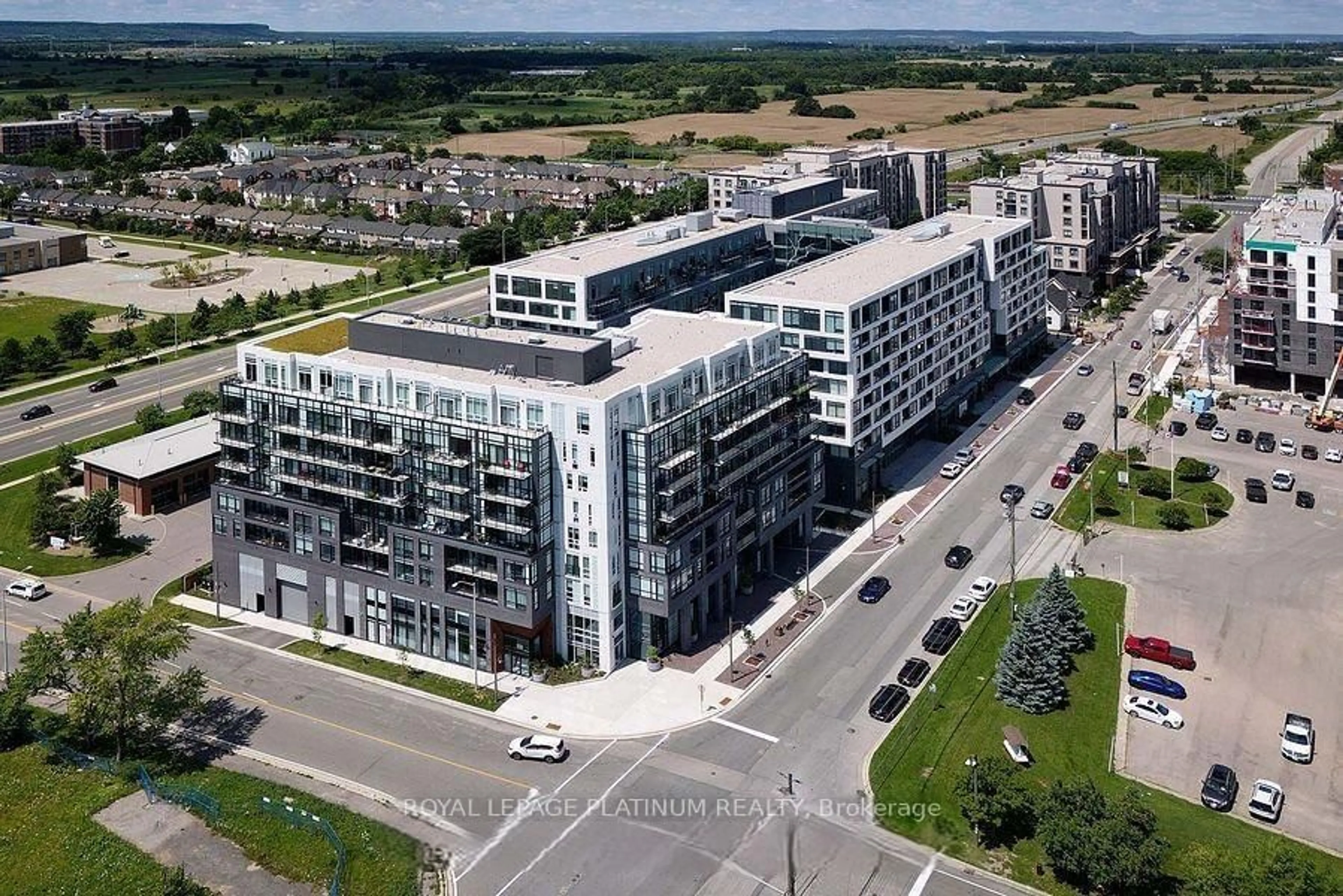 A pic from outside/outdoor area/front of a property/back of a property/a pic from drone, building for 3005 Pine Glen Rd #216, Oakville Ontario L6M 5P5