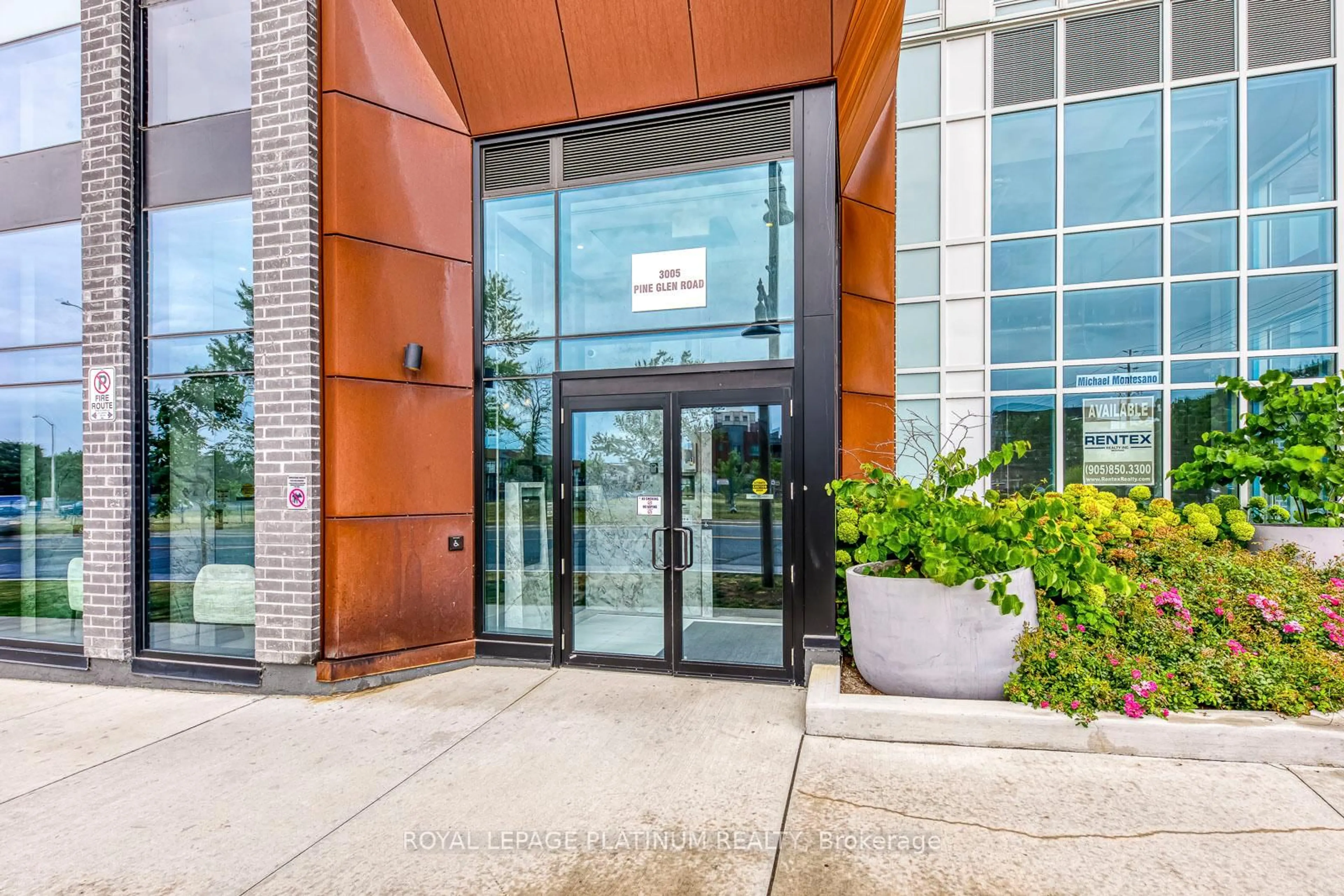 Indoor foyer for 3005 Pine Glen Rd #216, Oakville Ontario L6M 5P5